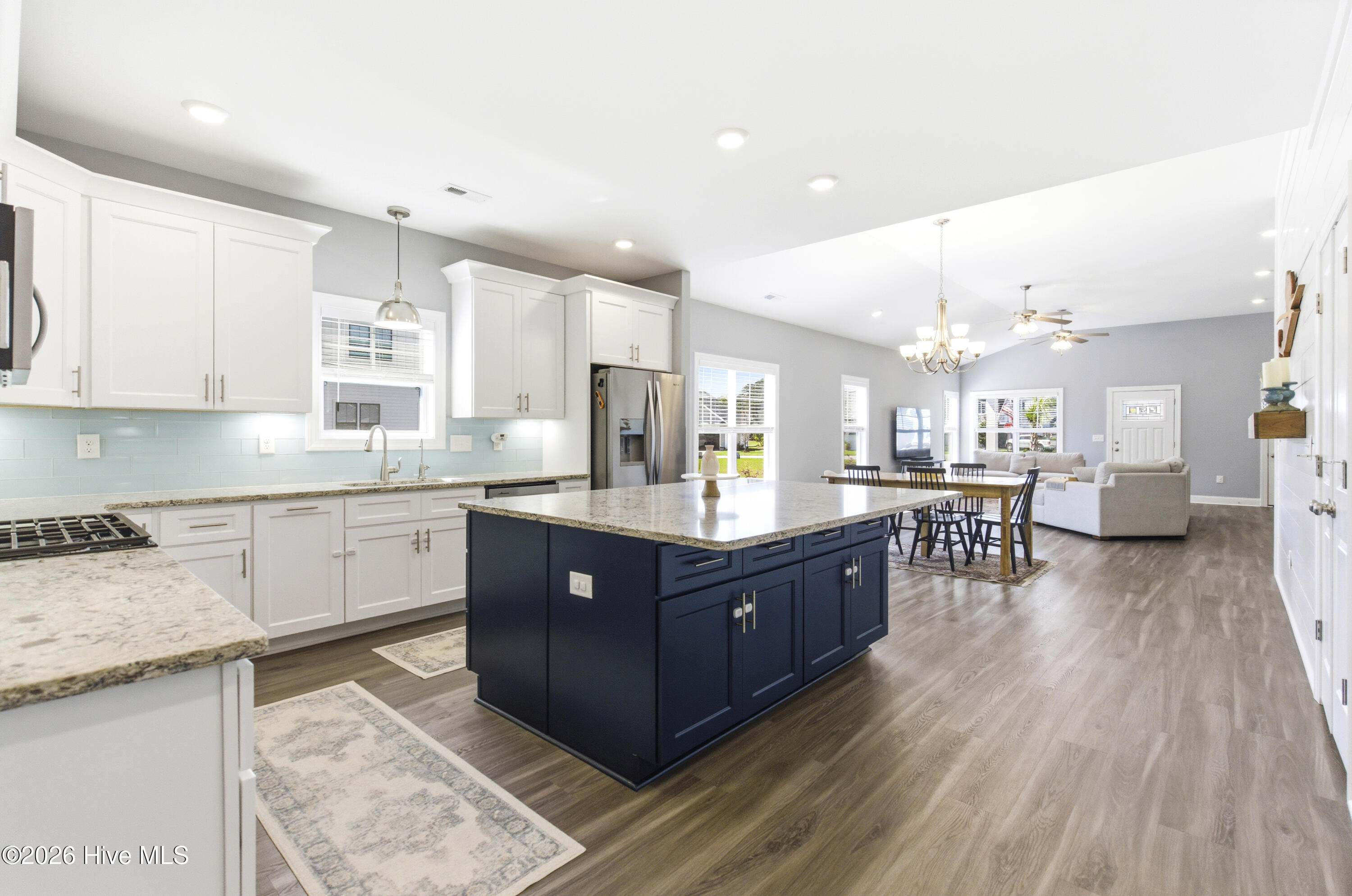 100568018 | Photo 23