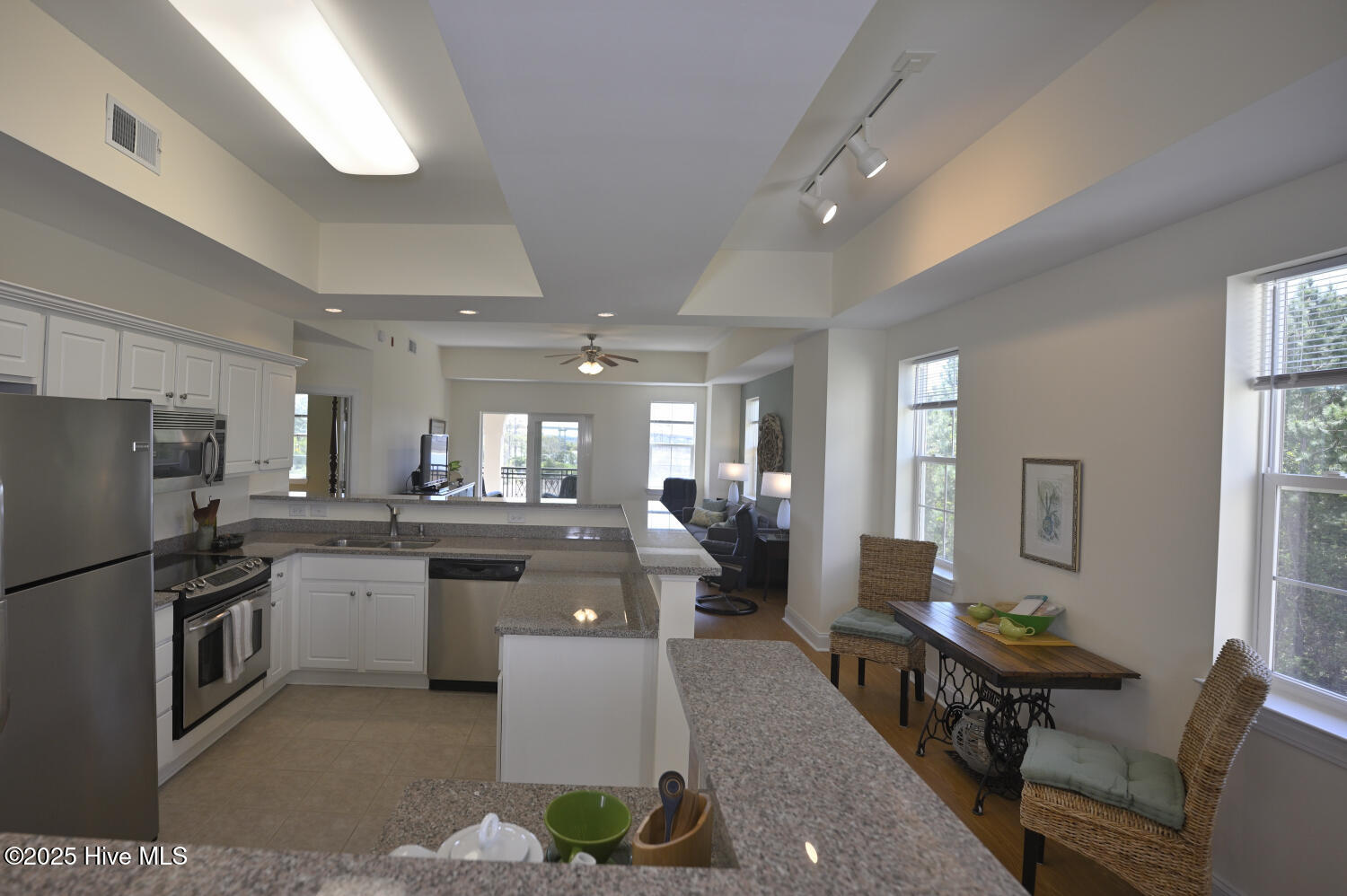 100503609 | Photo 23