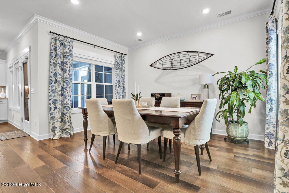 100558129 | Photo 27