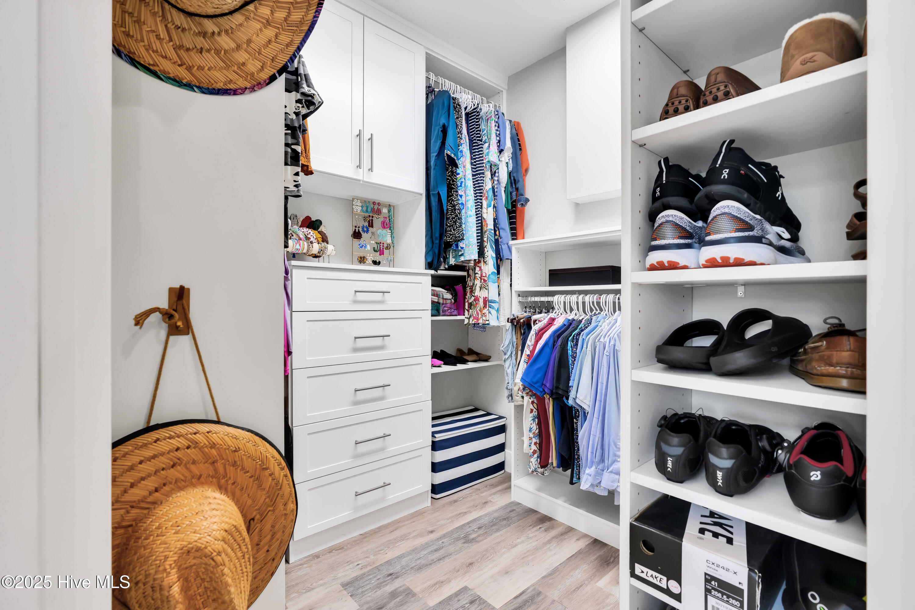 100557608 | Photo 15