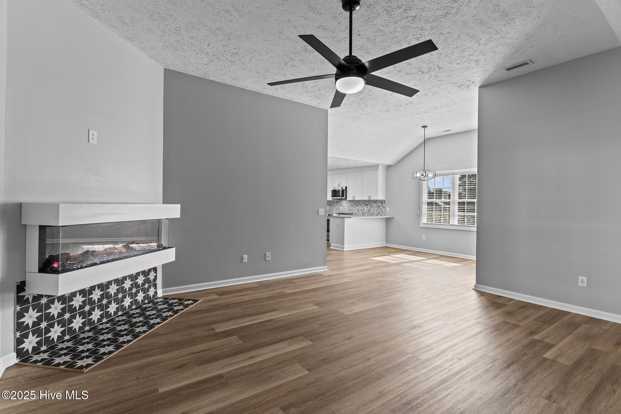 100540163 | Photo 15