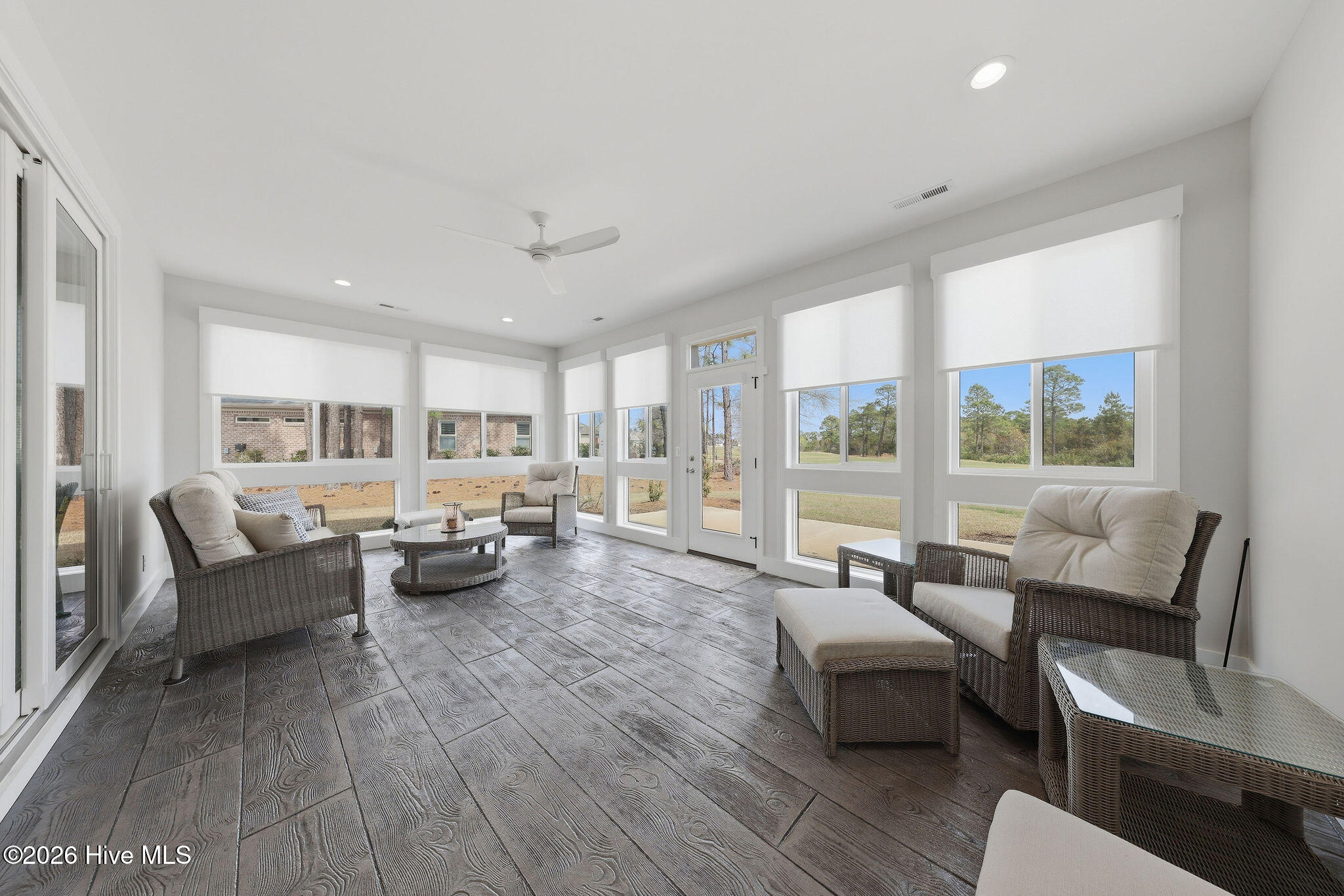 100564849 | Photo 16