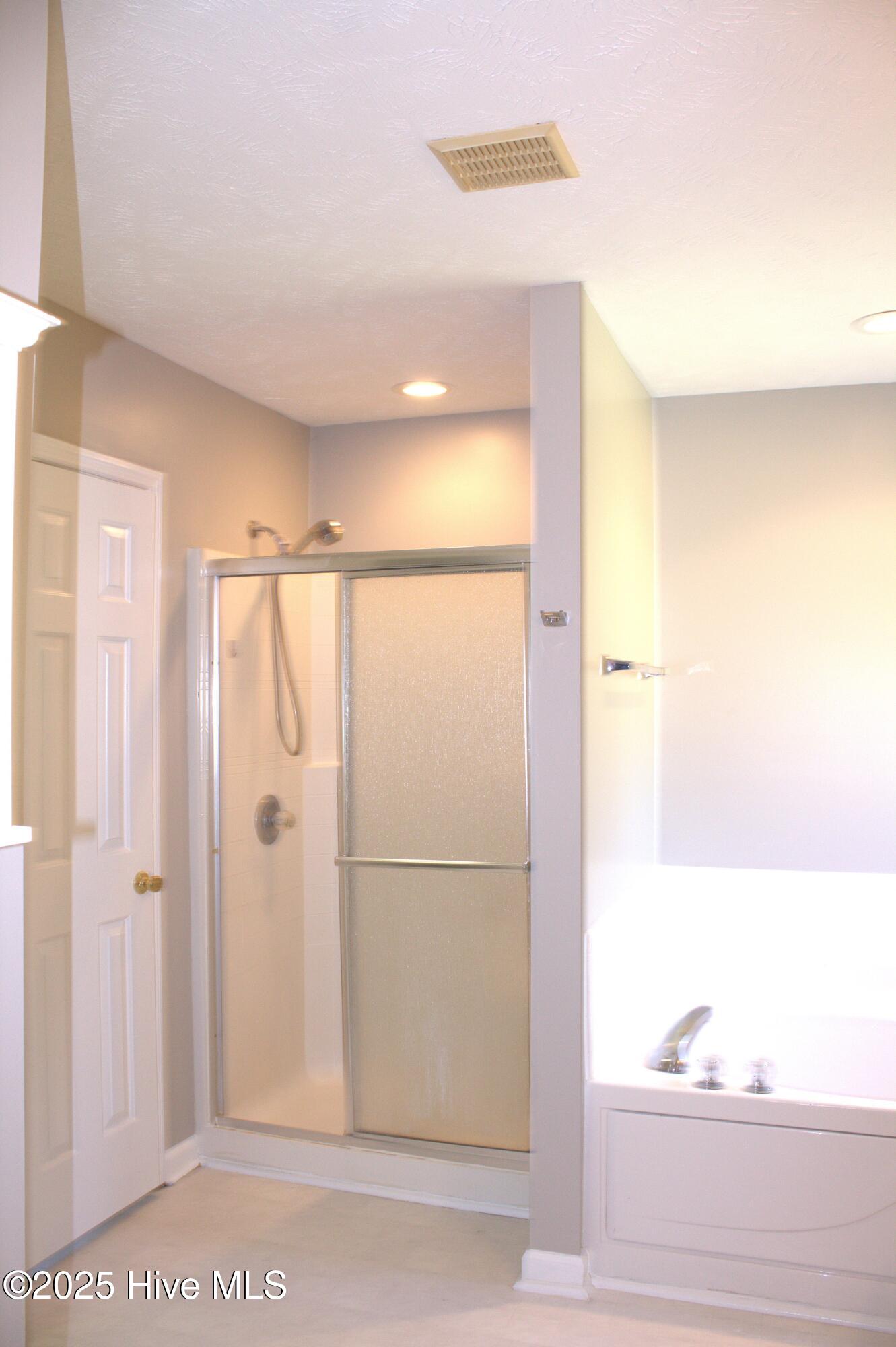 100520140 | Photo 24