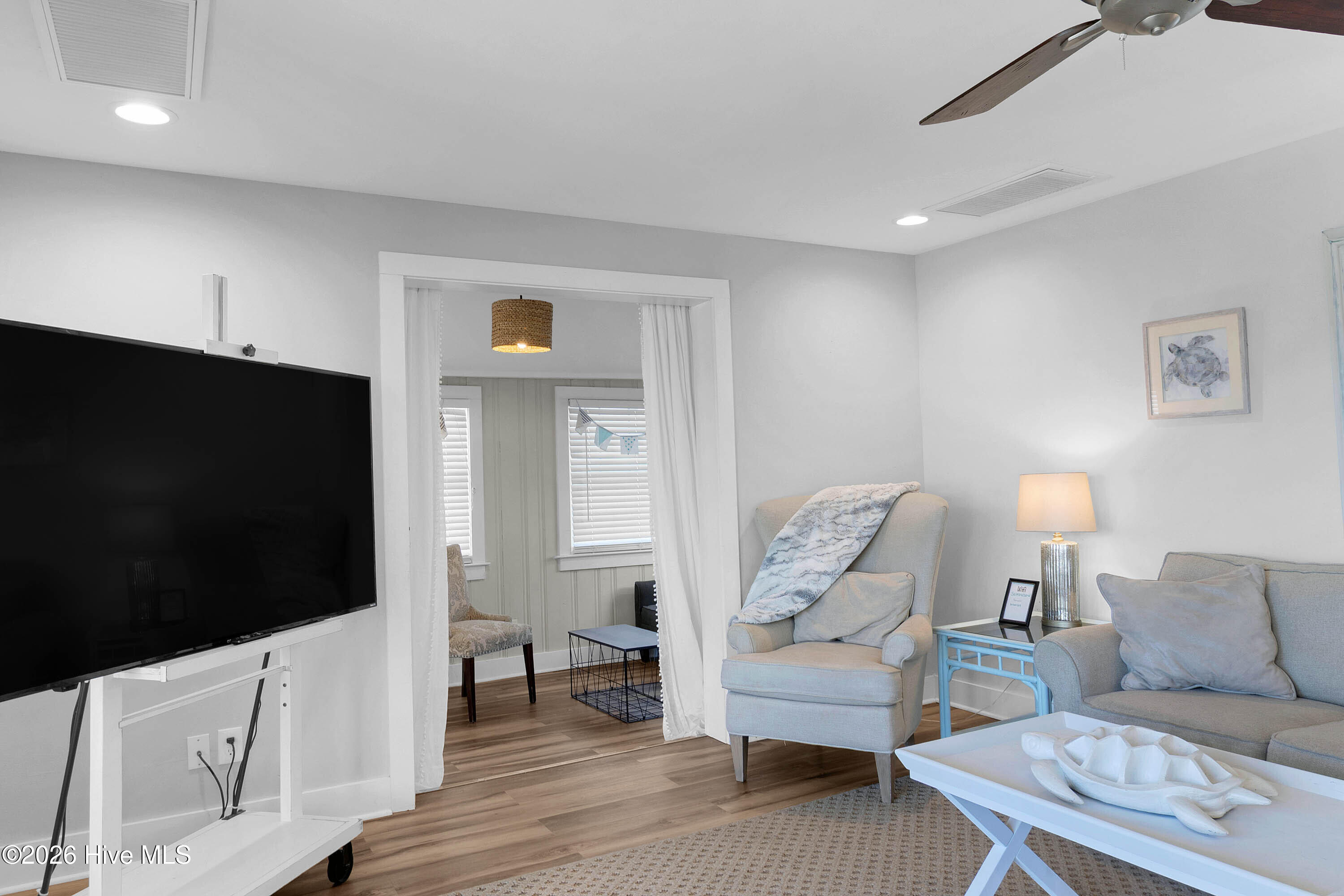 100550780 | Photo 42