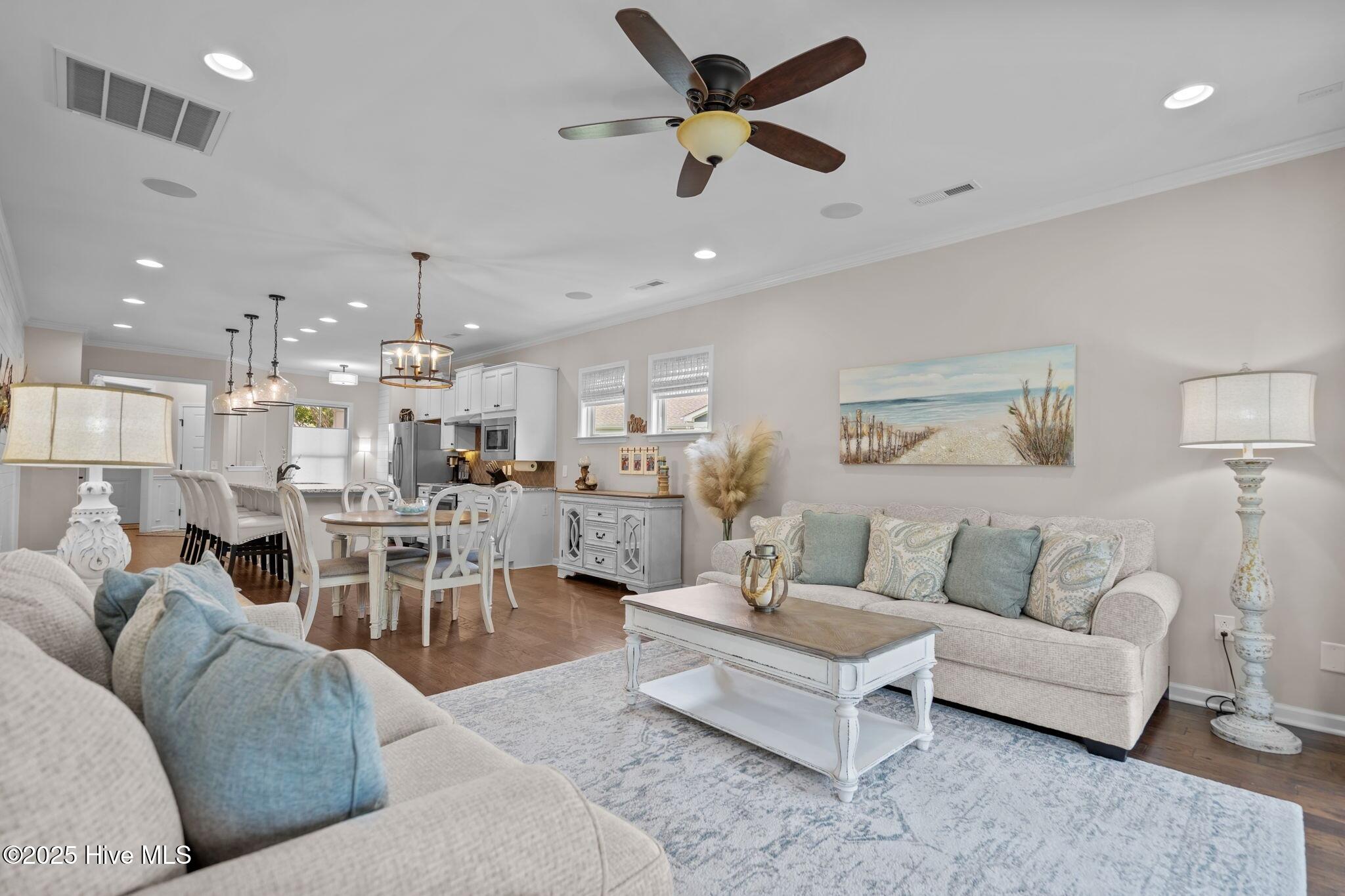 100528063 | Photo 21