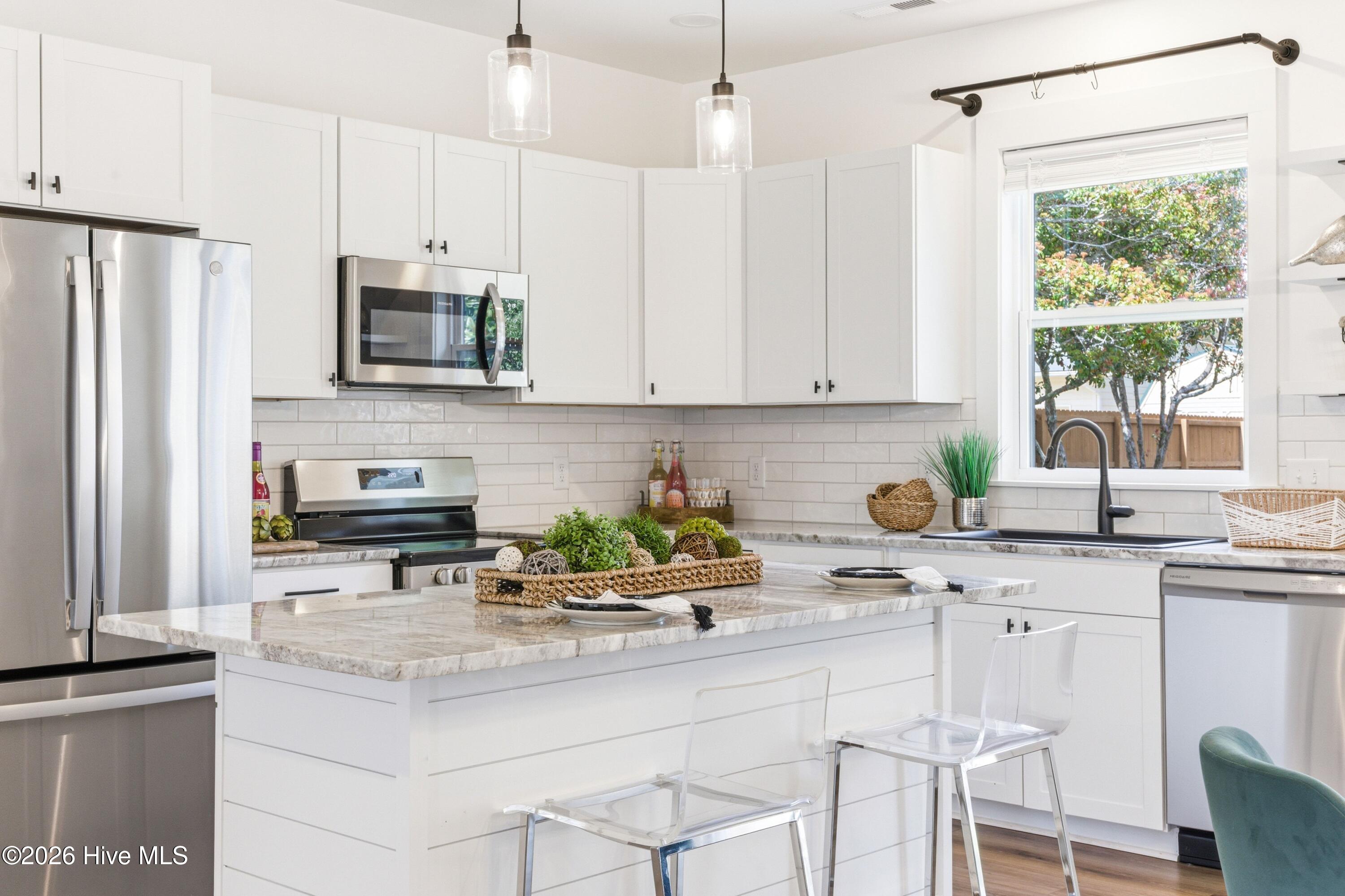 100561683 | Photo 14