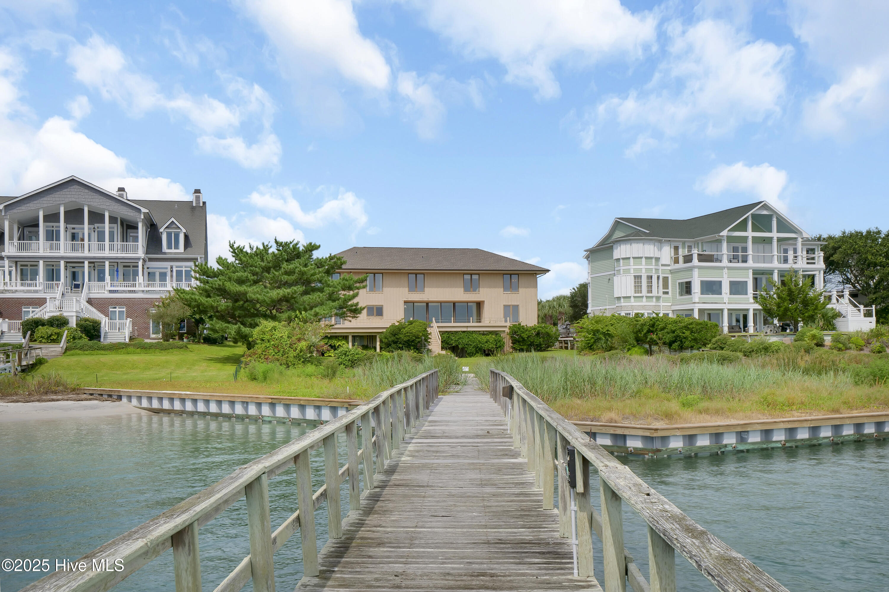 100527389 | Photo 52