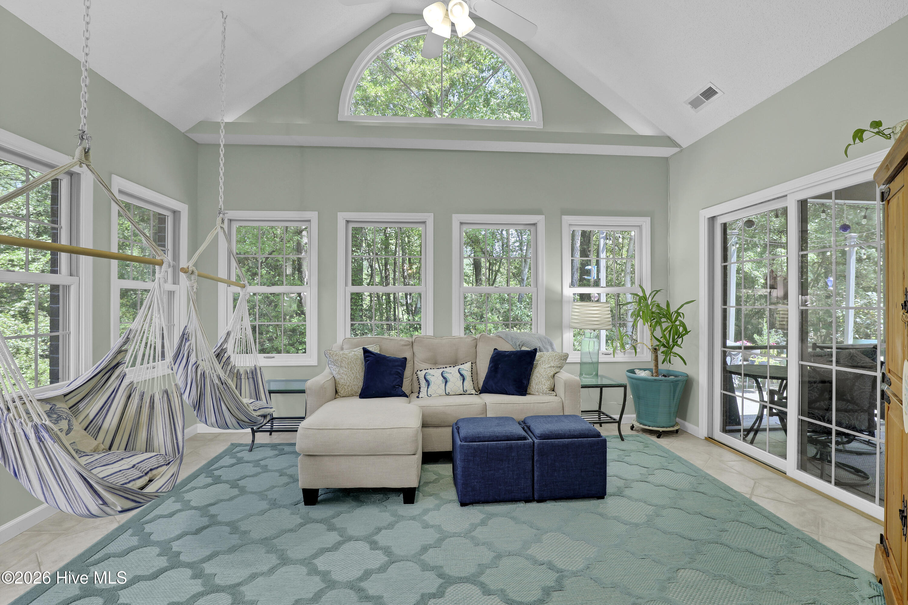 100570699 | Photo 19