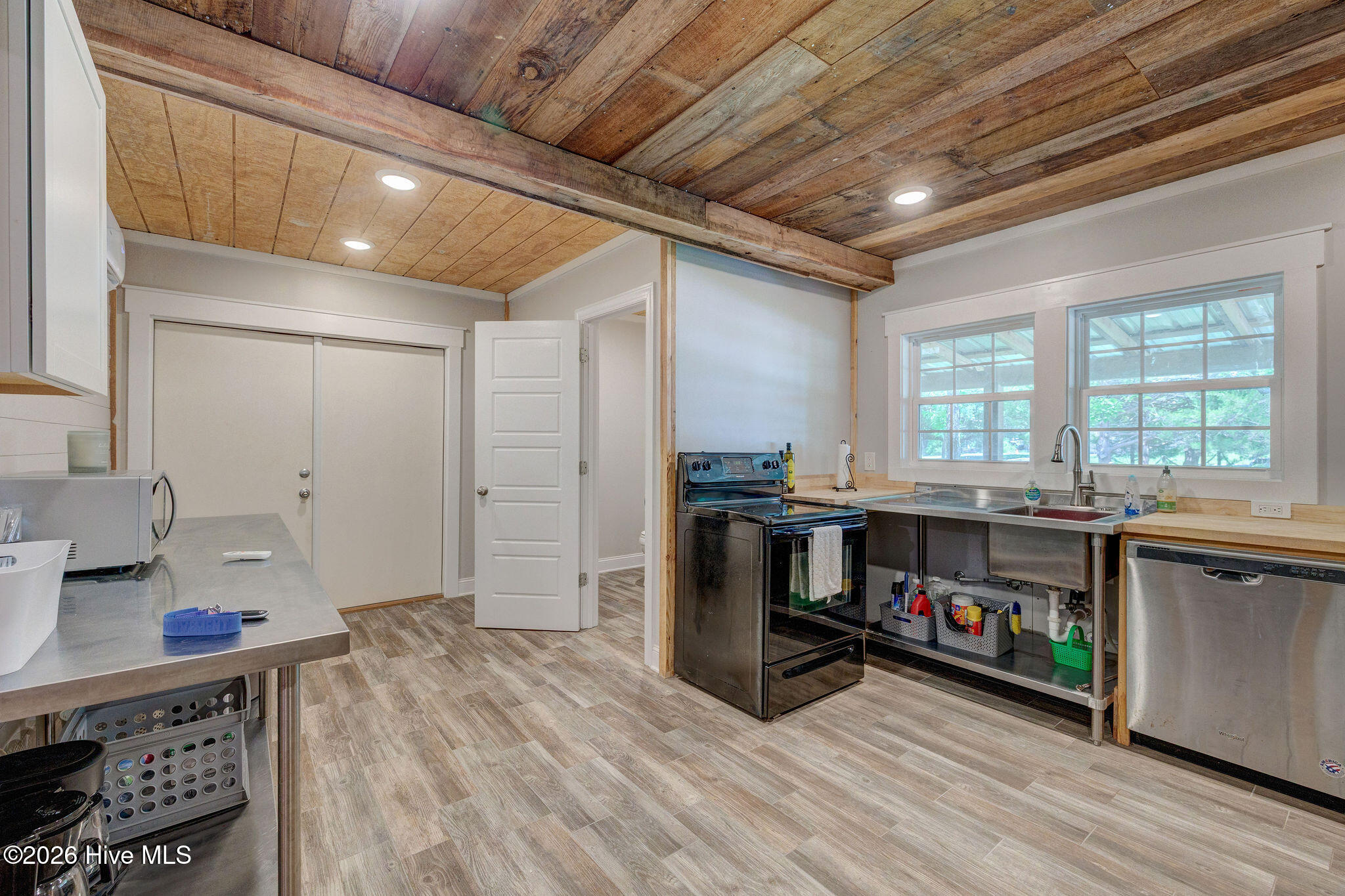 100558109 | Photo 59