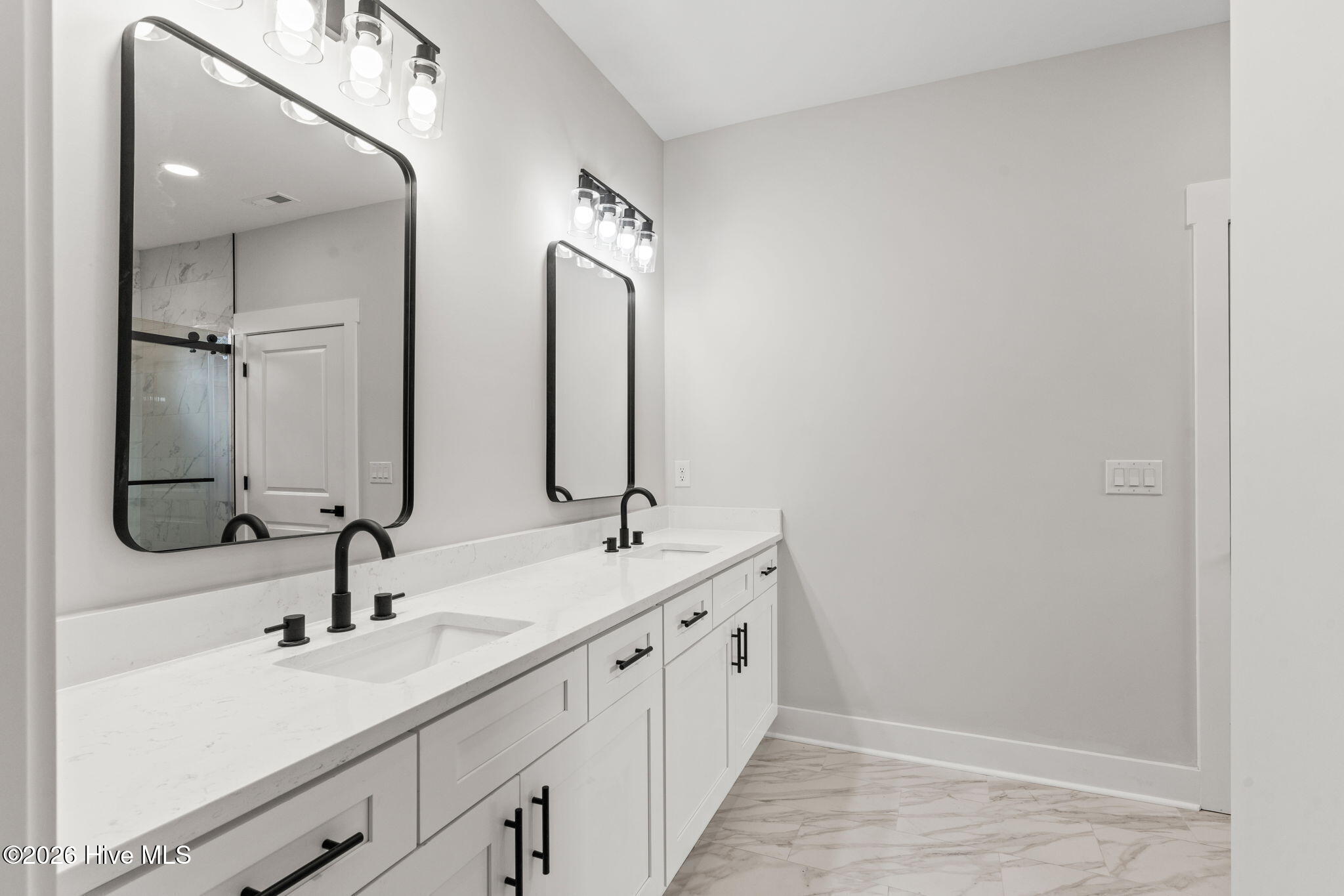 100558111 | Photo 19