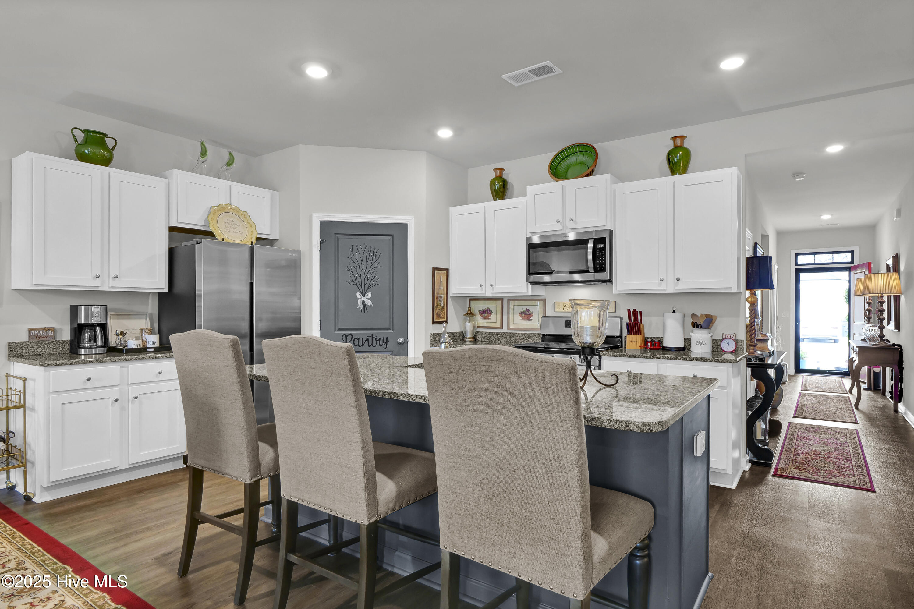 100525000 | Photo 11