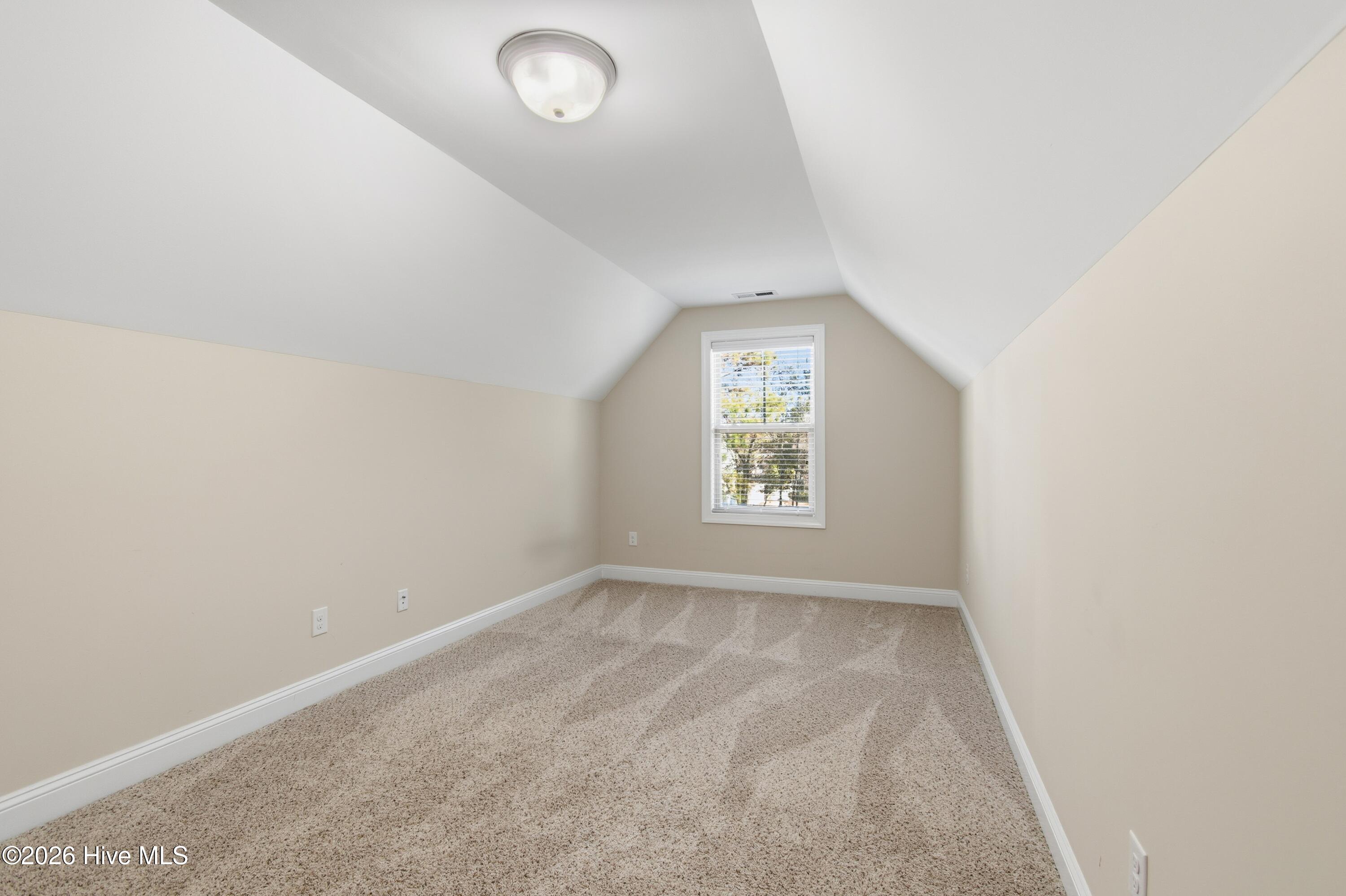 100549174 | Photo 35