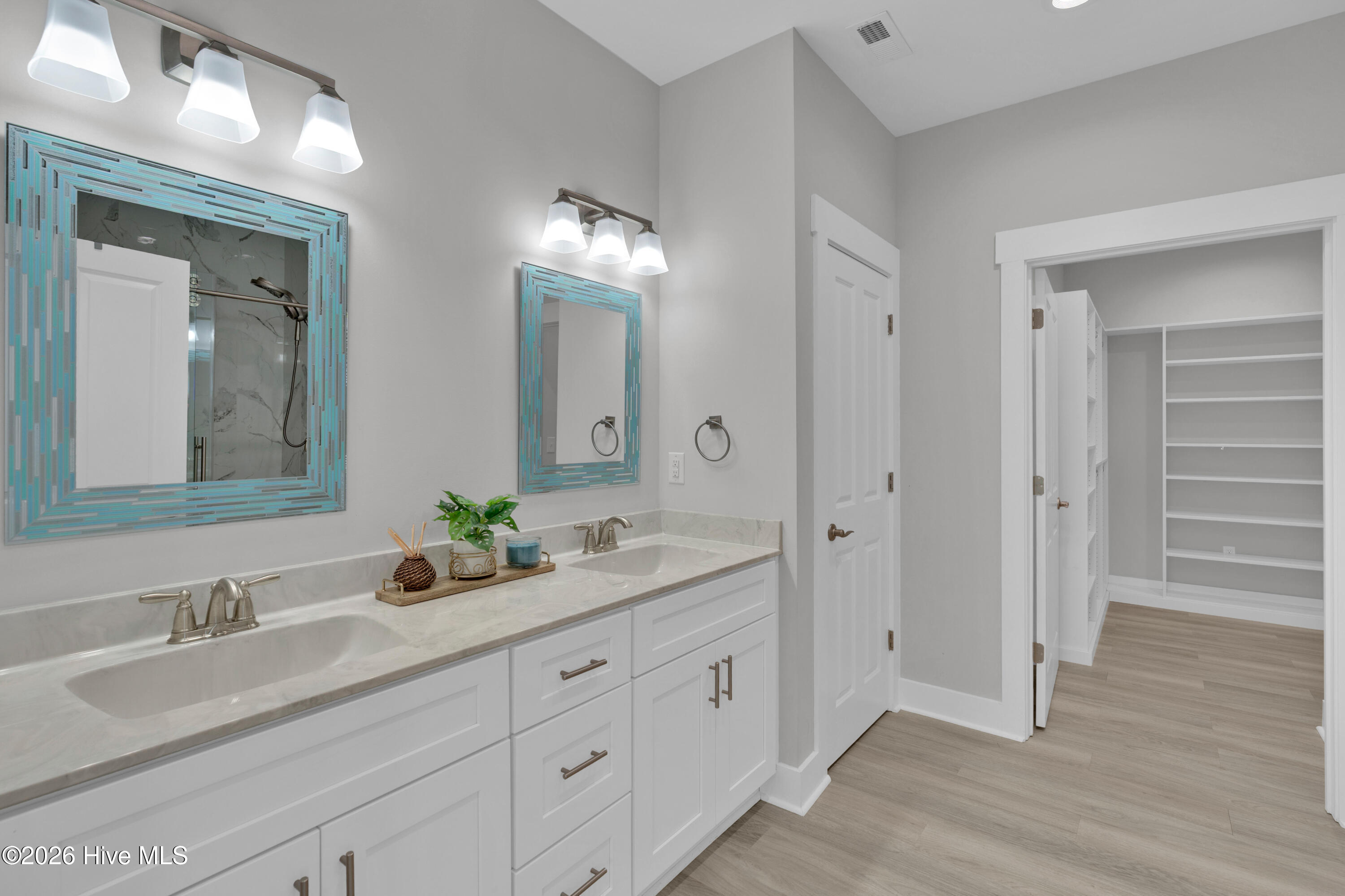 100565490 | Photo 26