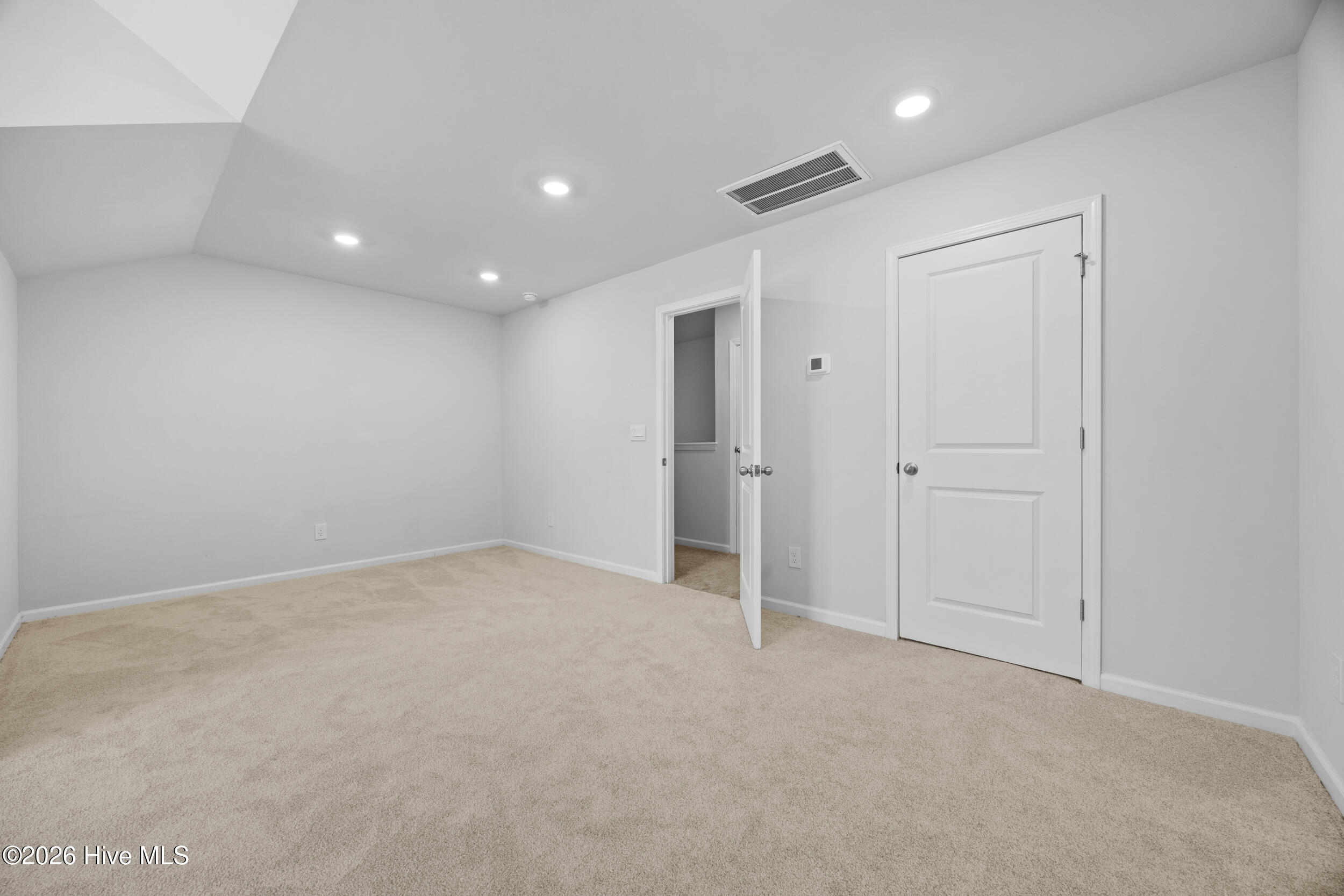 100576835 | Photo 25