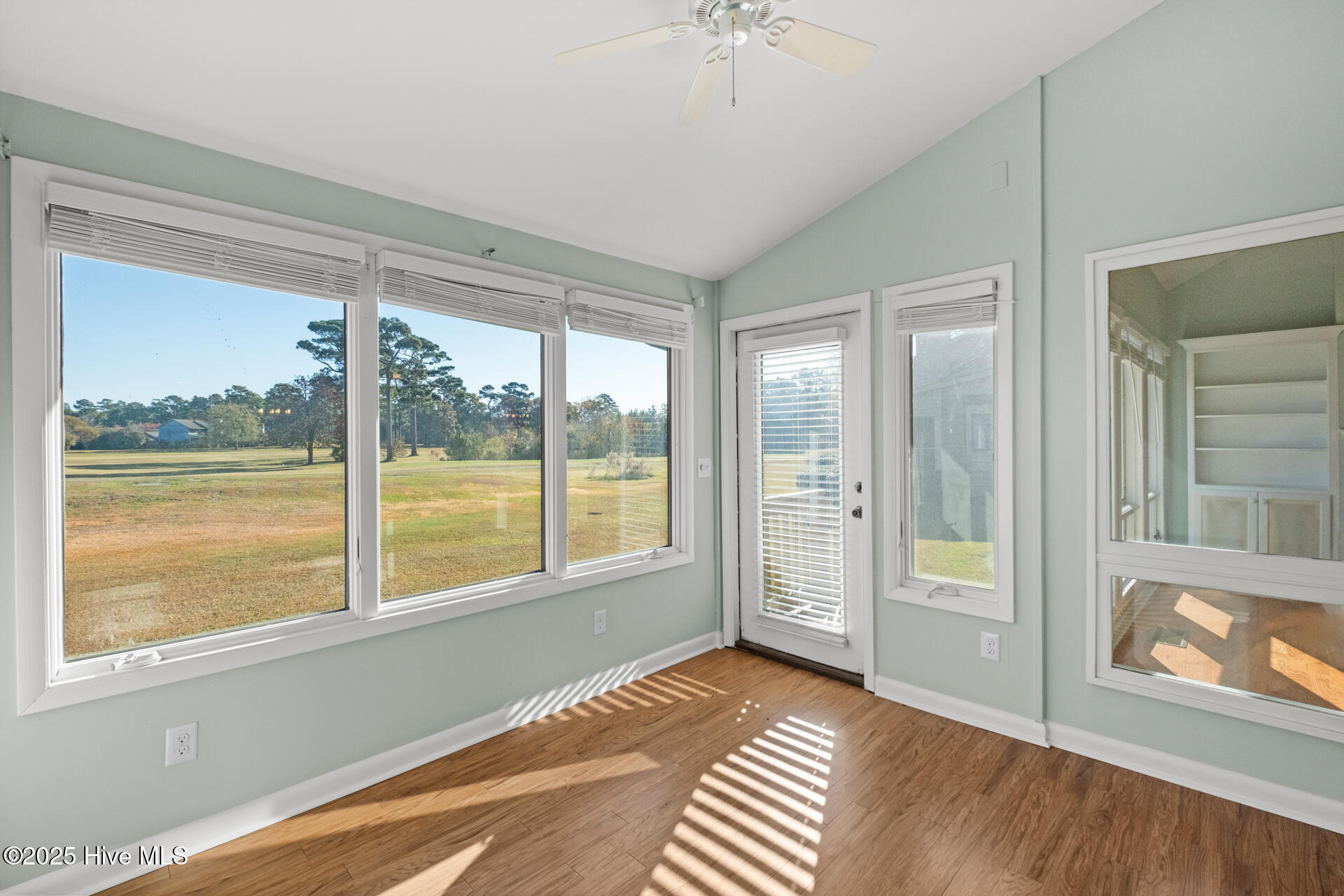 100526390 | Photo 11