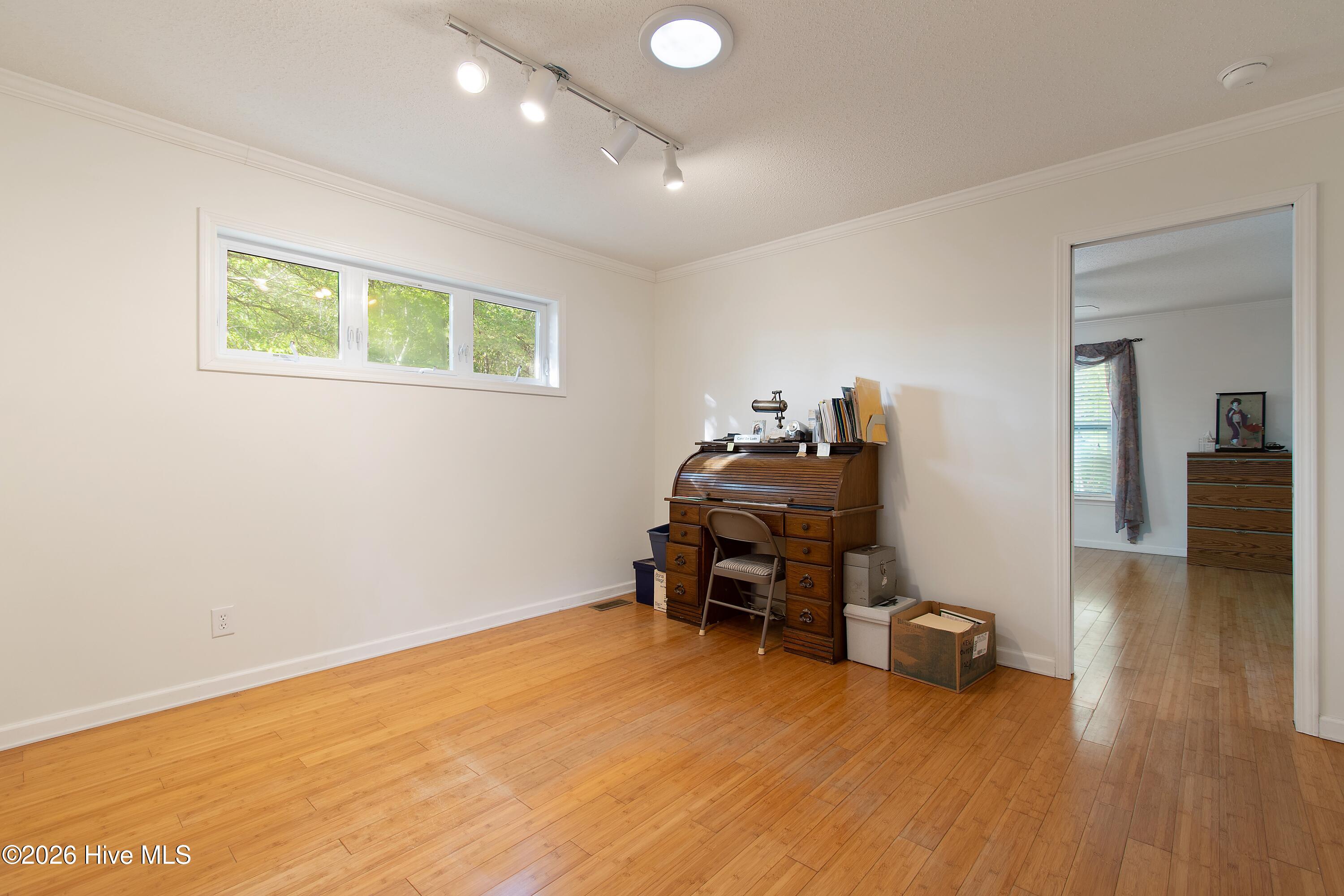 100568231 | Photo 33