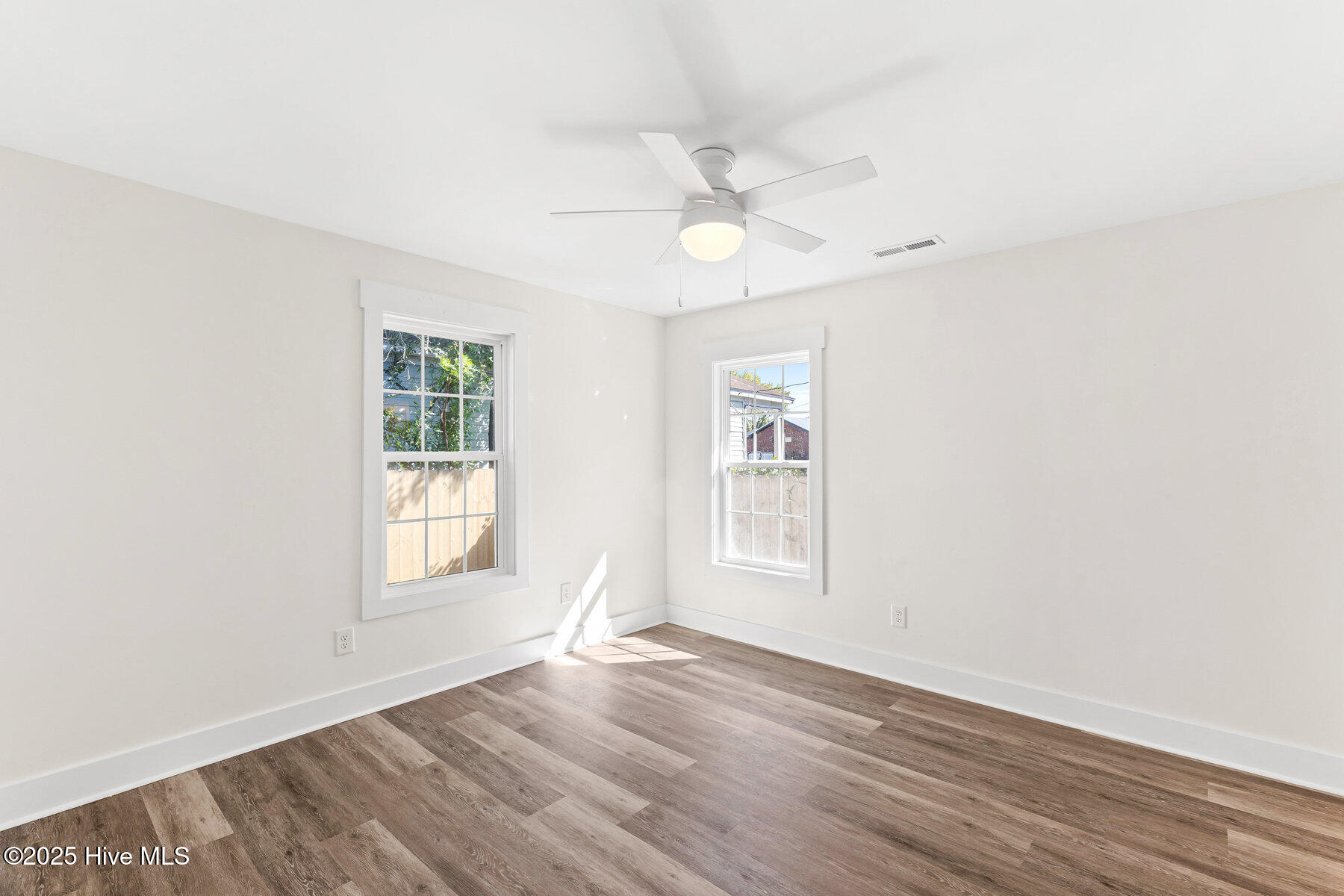 100536748 | Photo 14