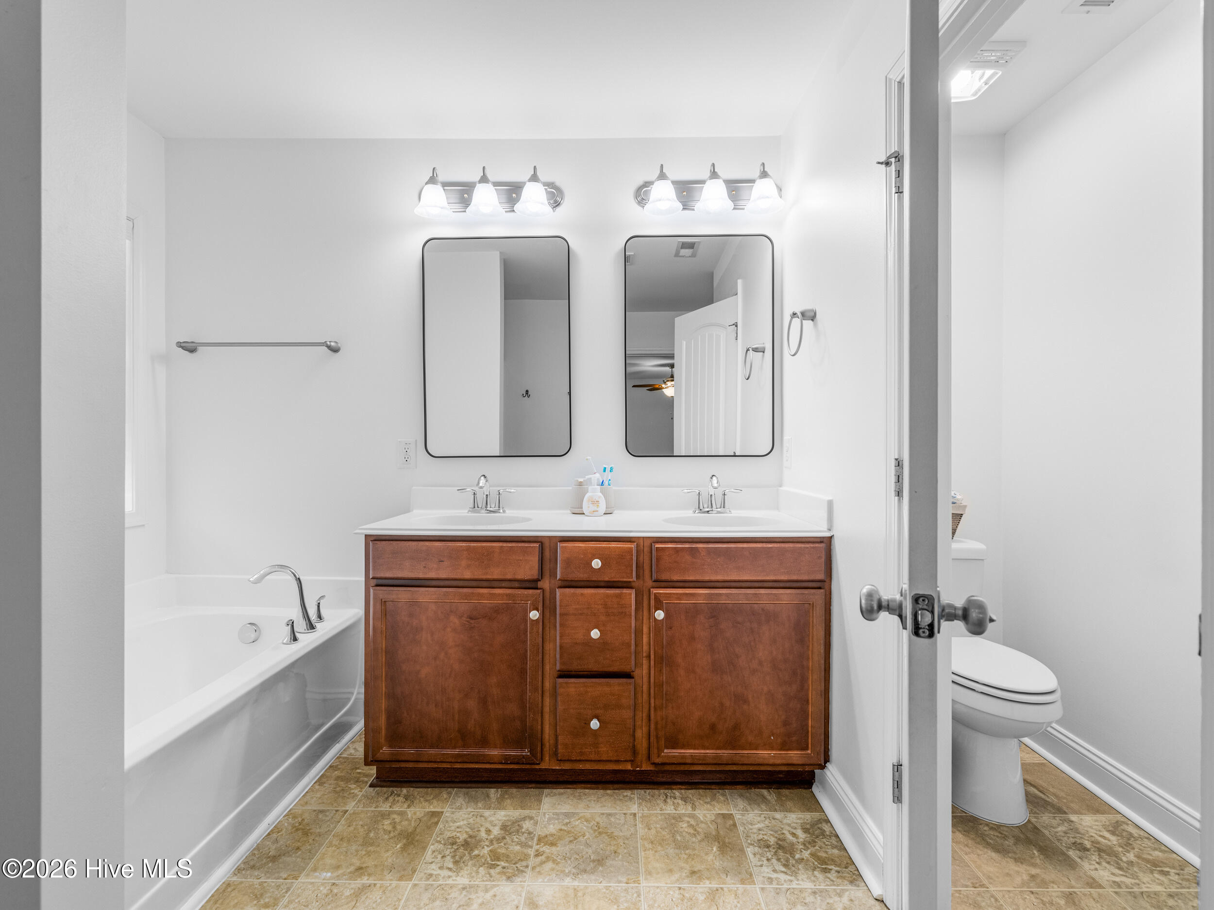 100562171 | Photo 32