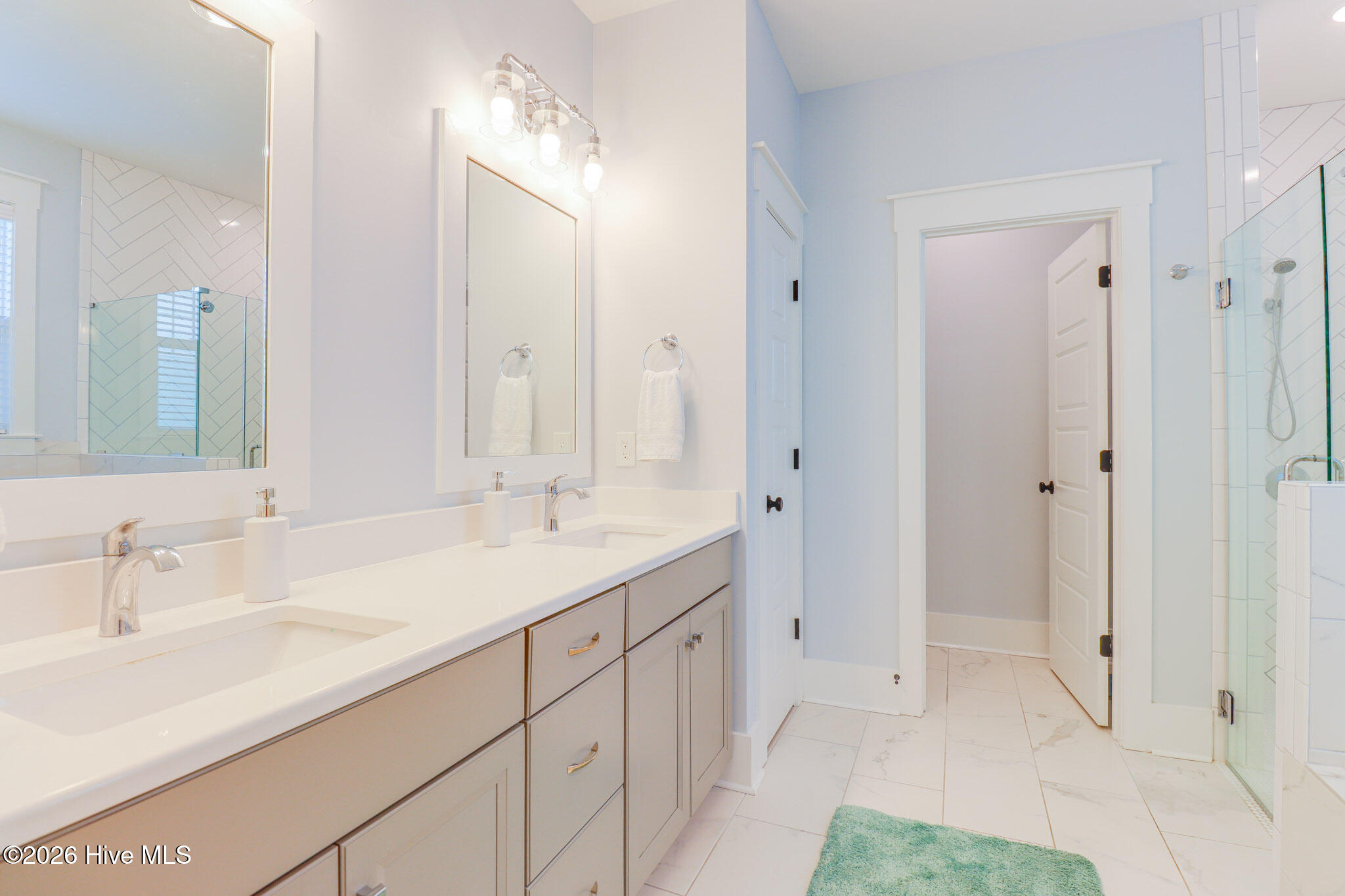 100540387 | Photo 25