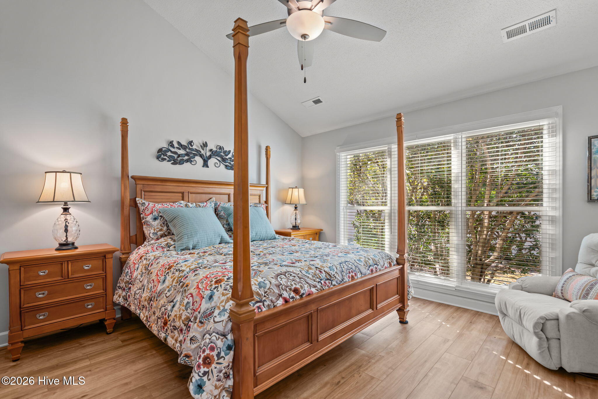 100547043 | Photo 23