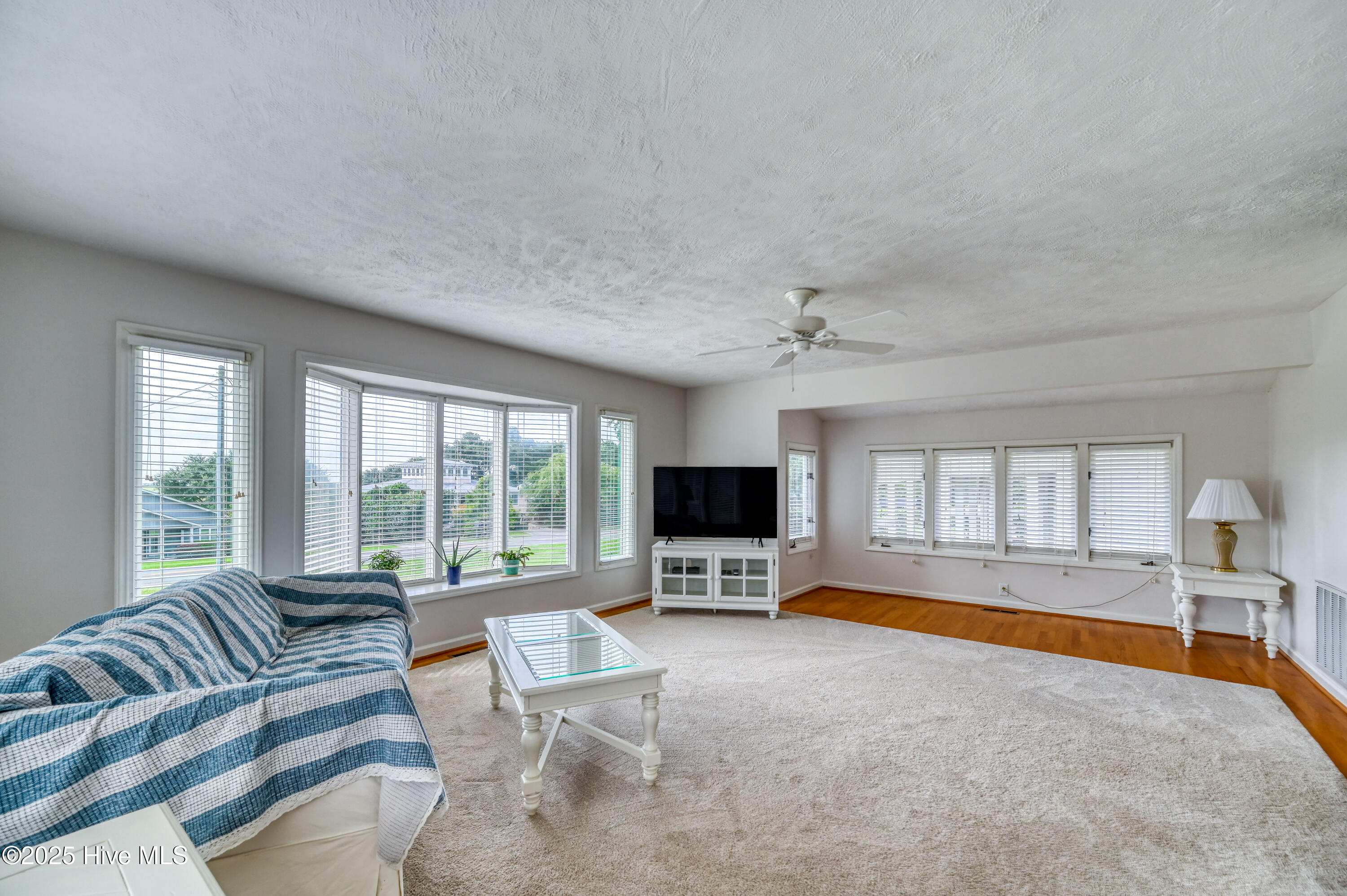 100522870 | Photo 11