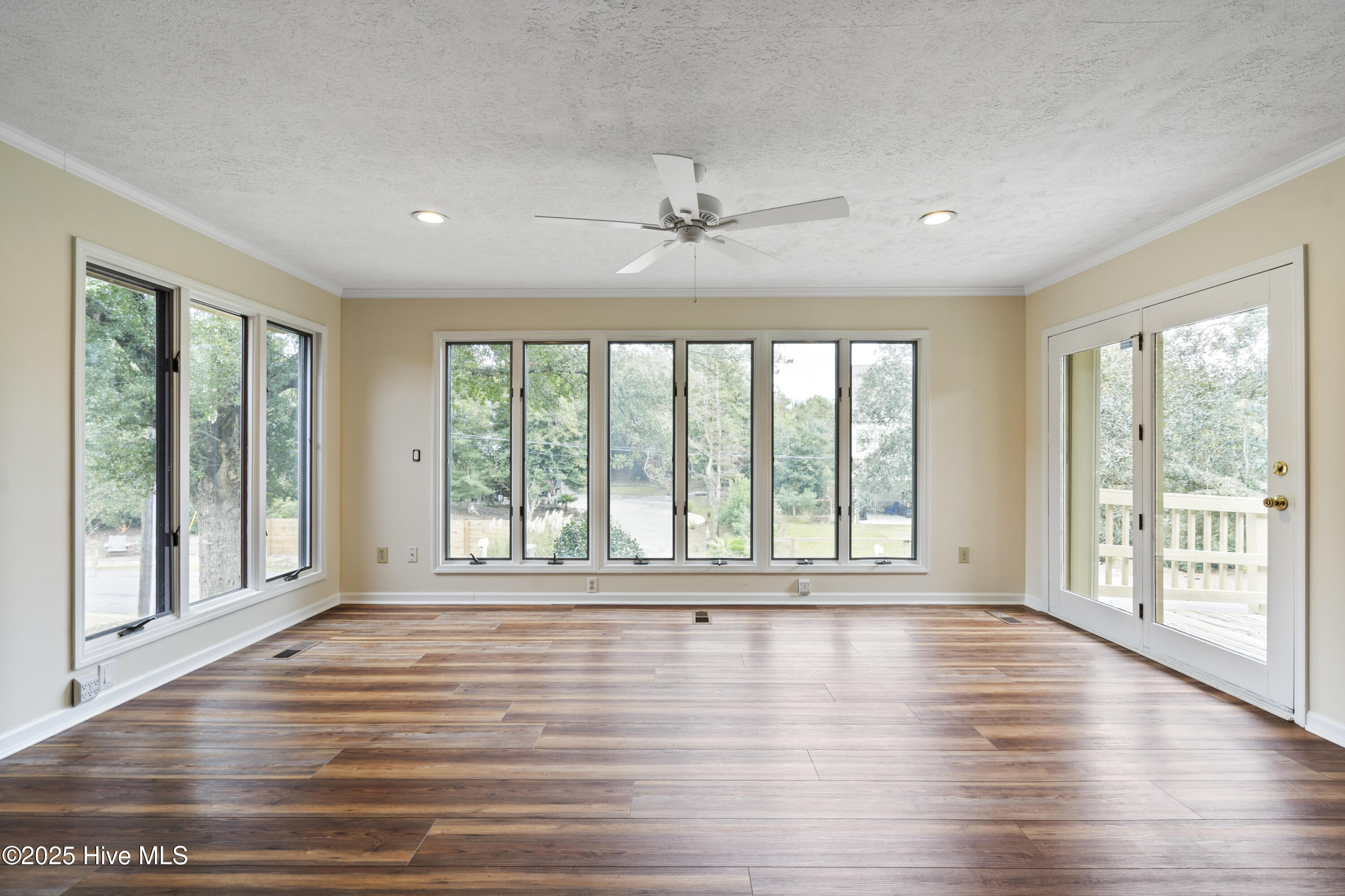 100540990 | Photo 15