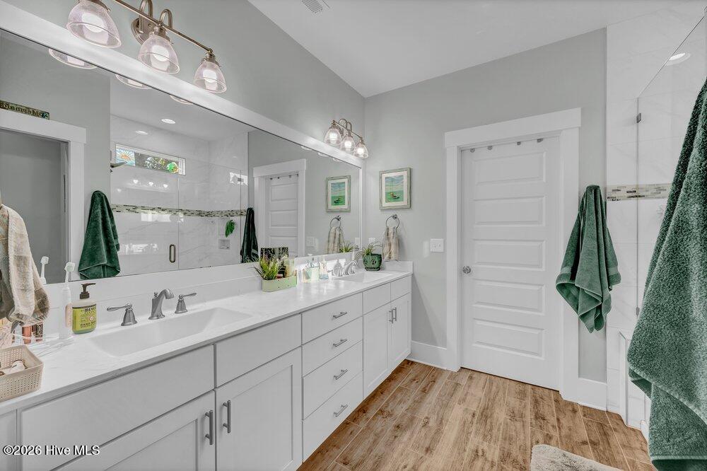 100561584 | Photo 17