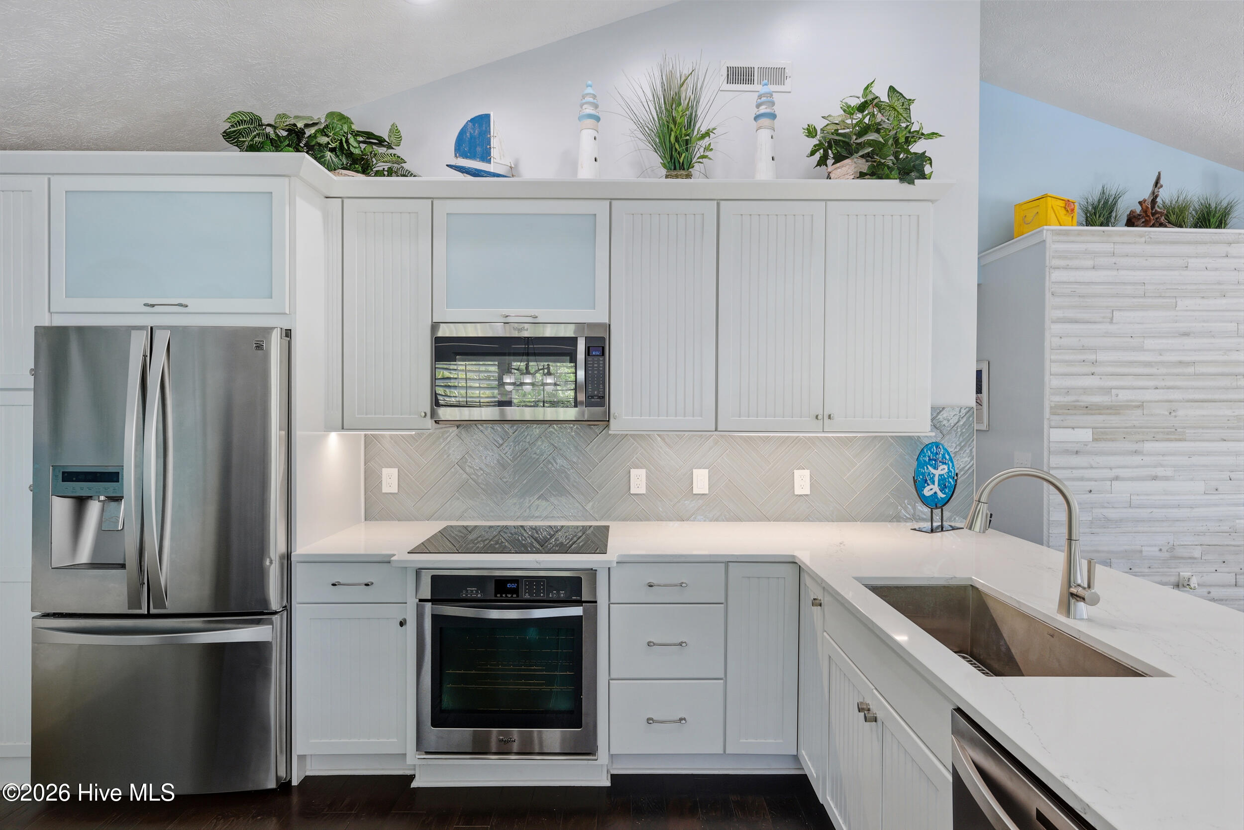 100567989 | Photo 18