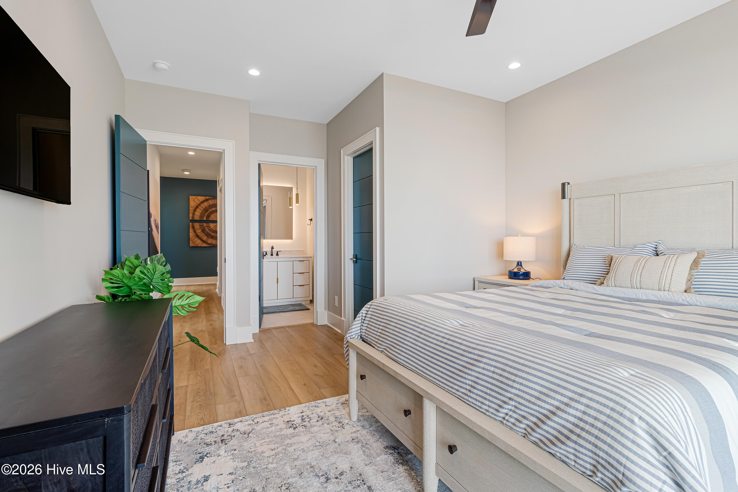 100567195 | Photo 35