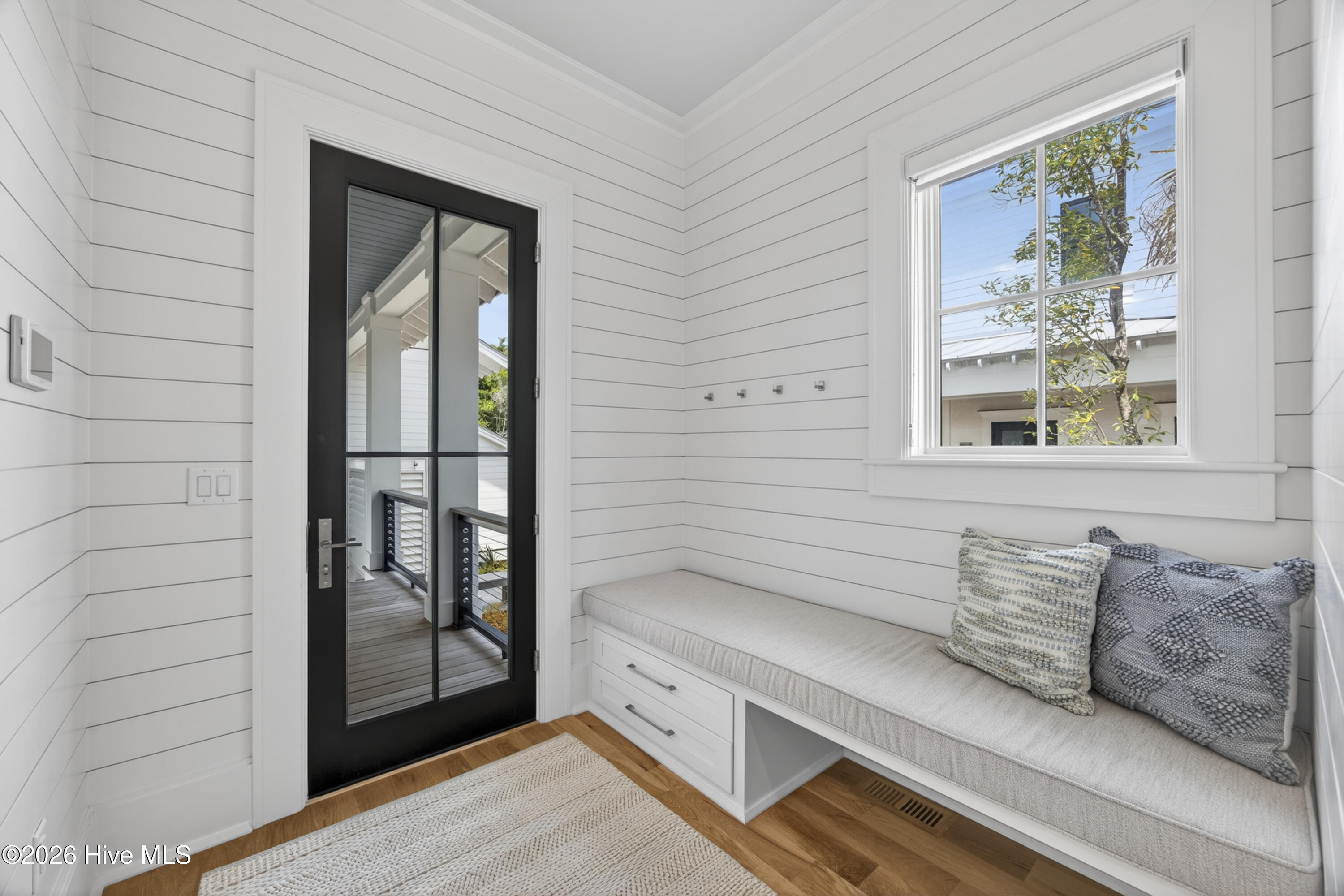 100566186 | Photo 22