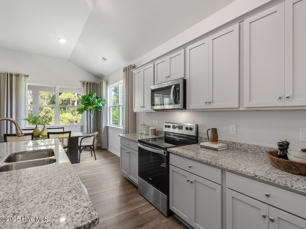 100518434 | Photo 11