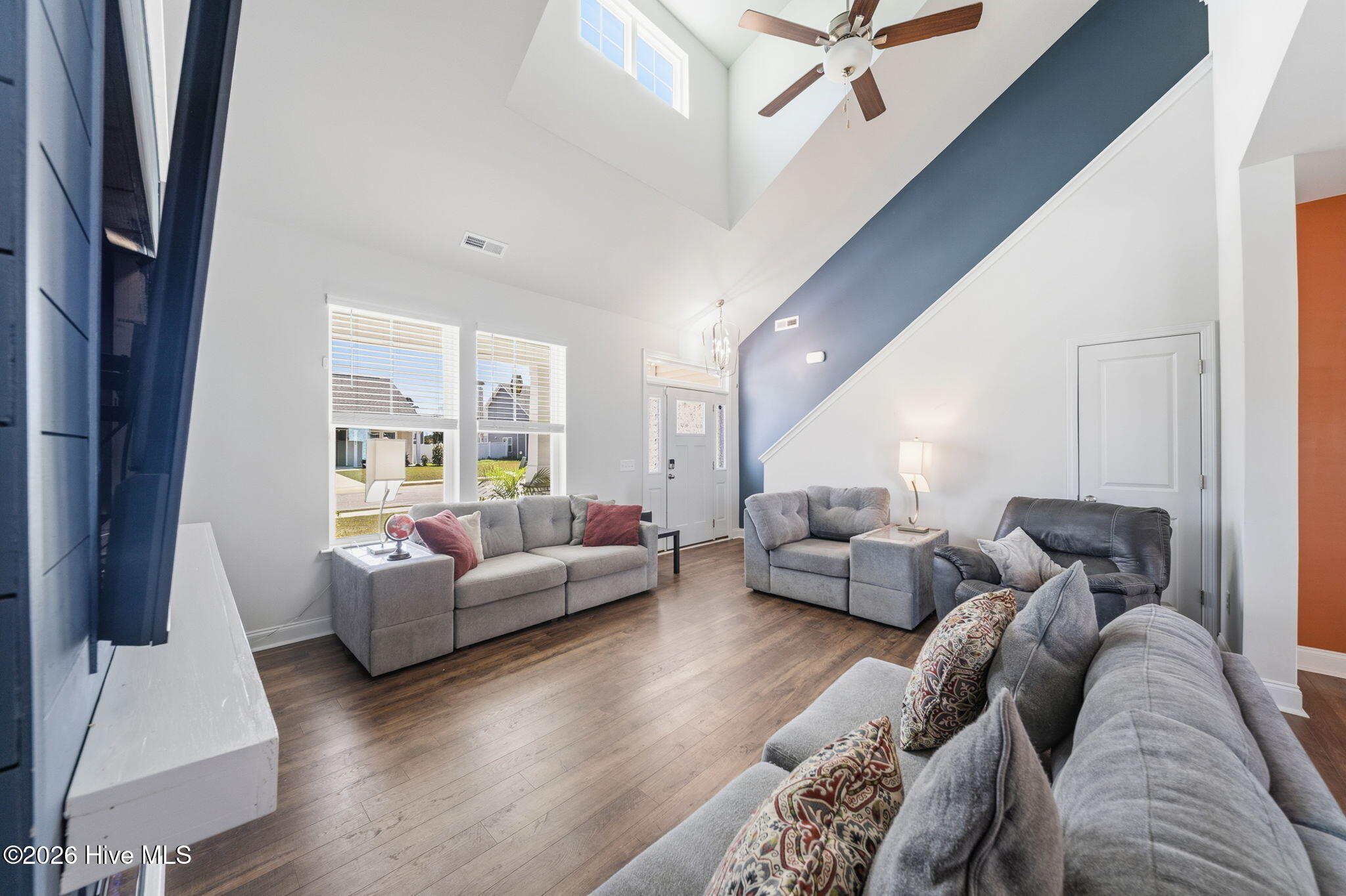 100566000 | Photo 11