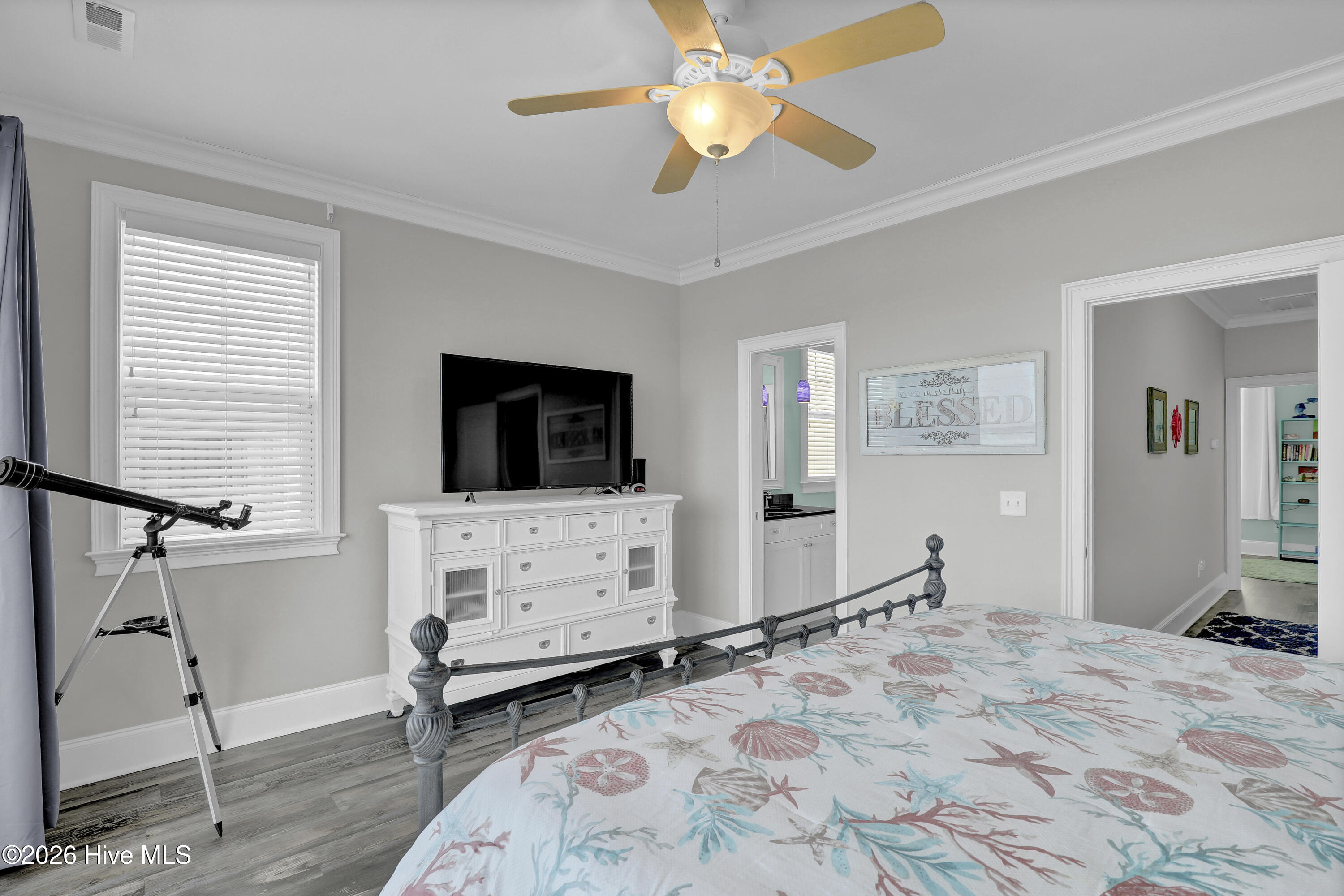 100548325 | Photo 16