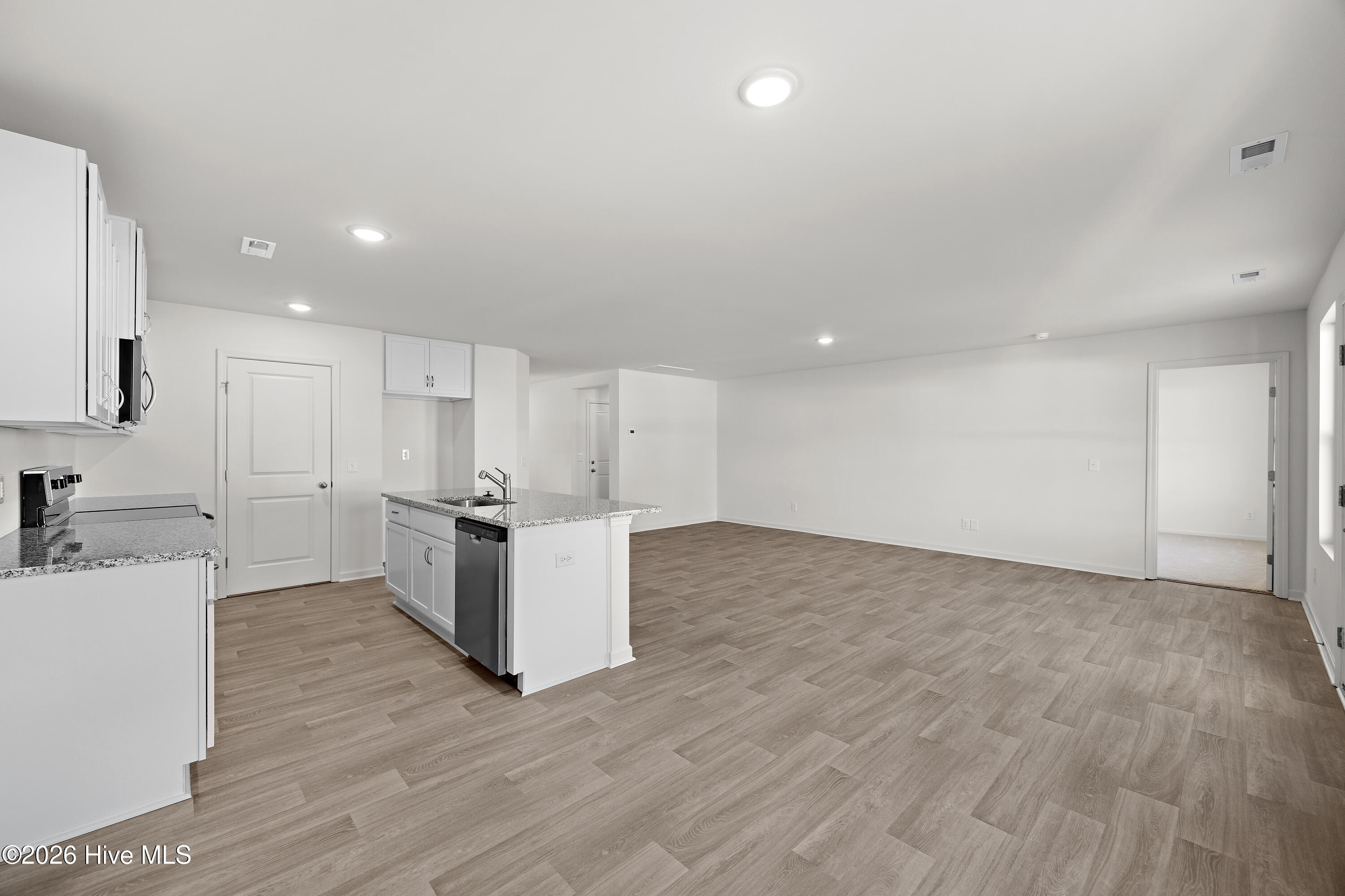 100580047 | Photo 6