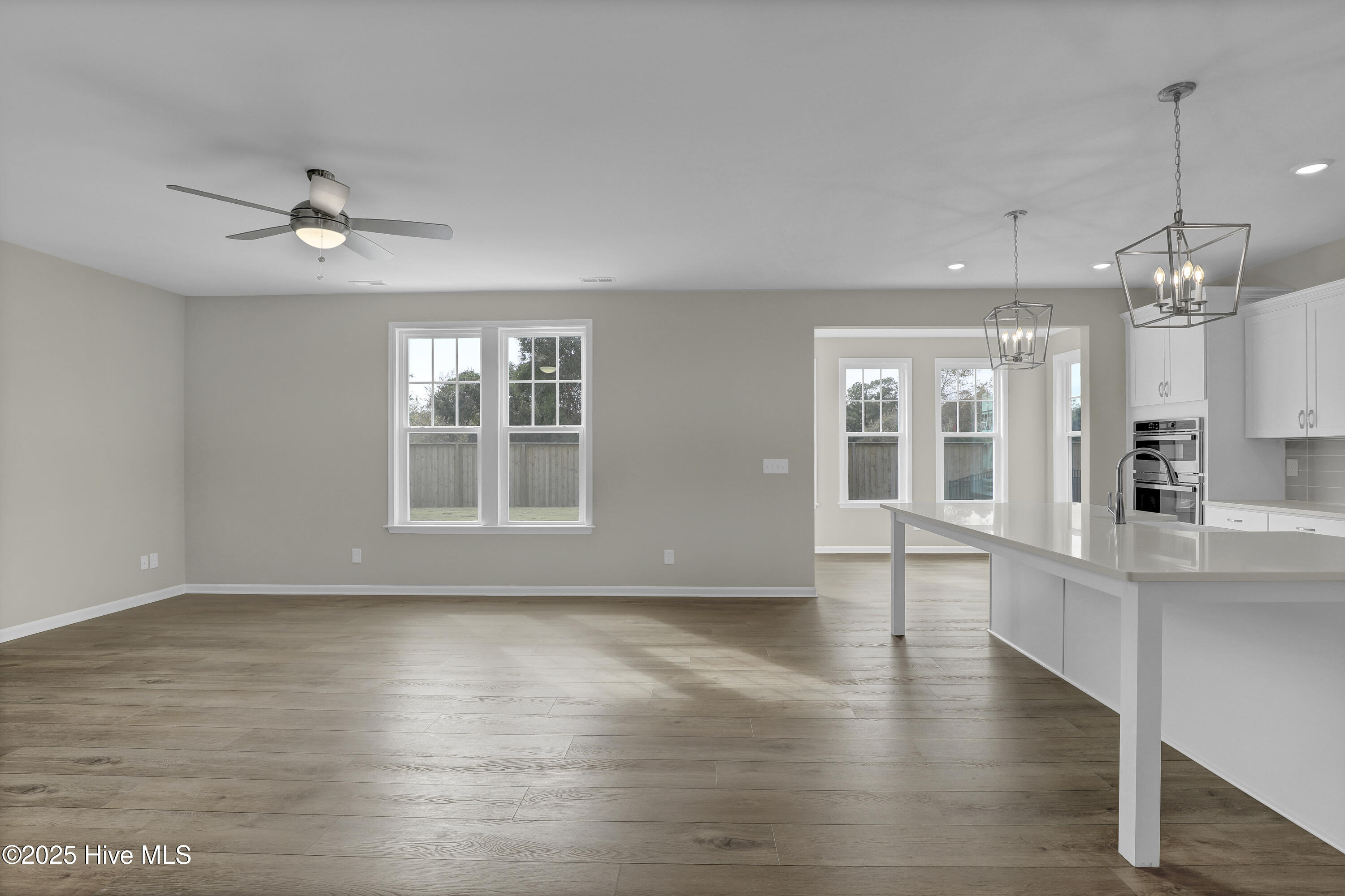 100518189 | Photo 10