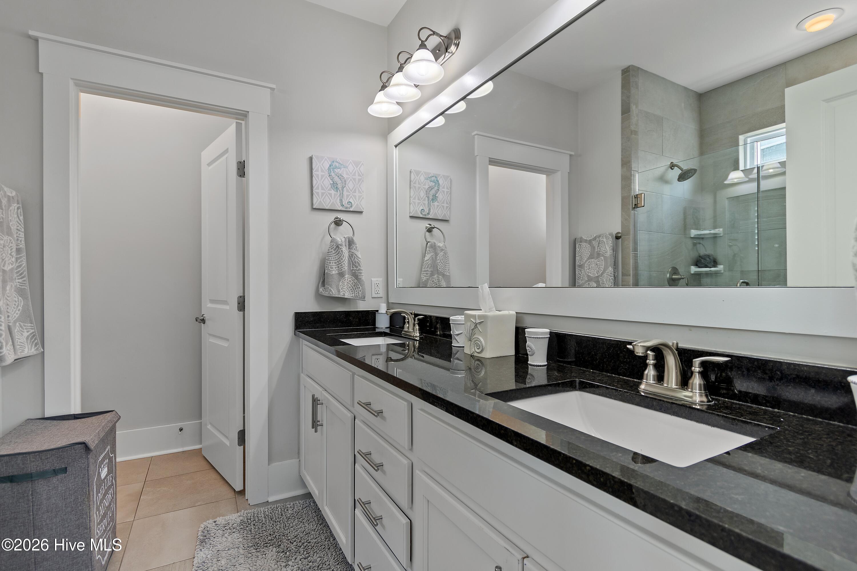 100561282 | Photo 33