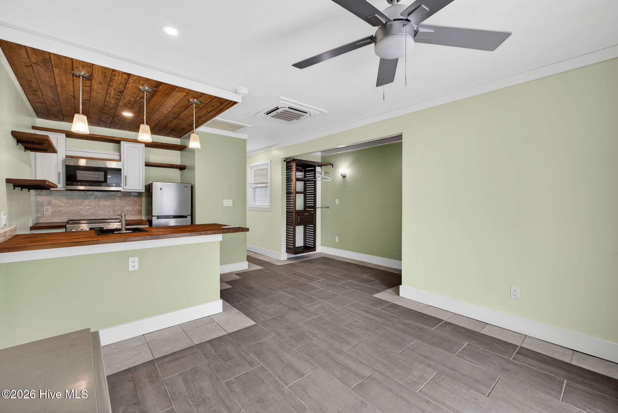 100570293 | Photo 27