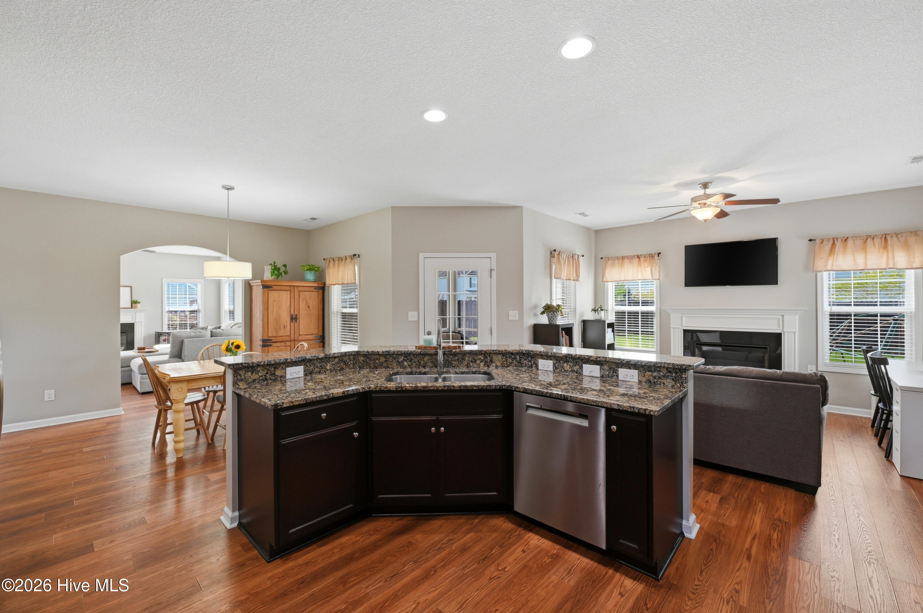 100565426 | Photo 16