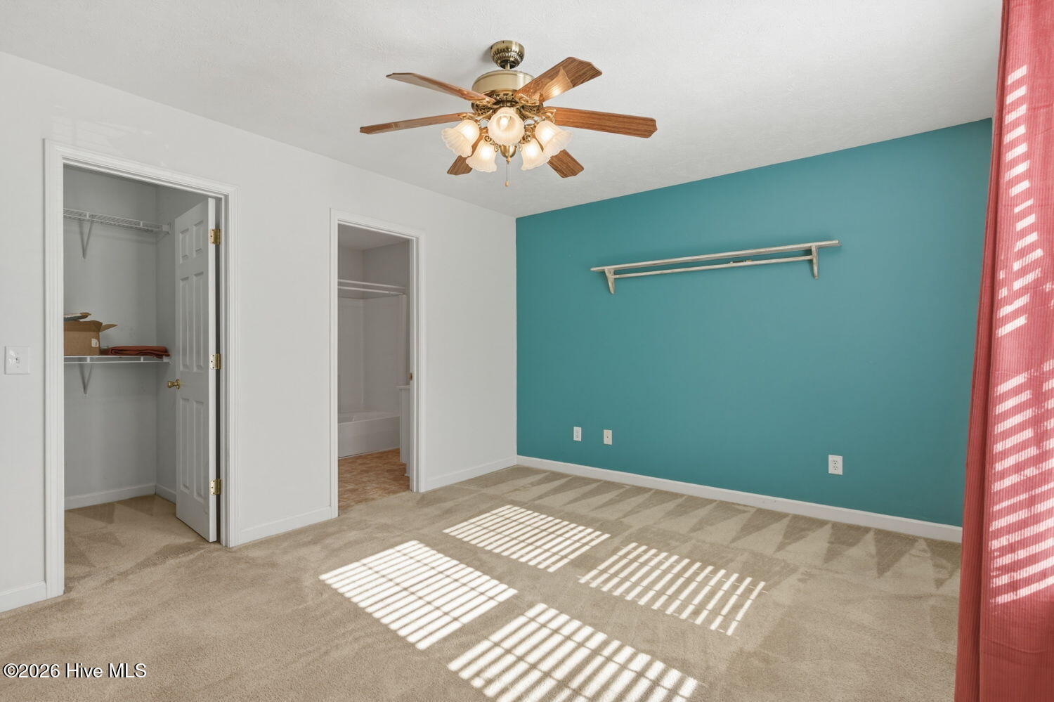 100555280 | Photo 26