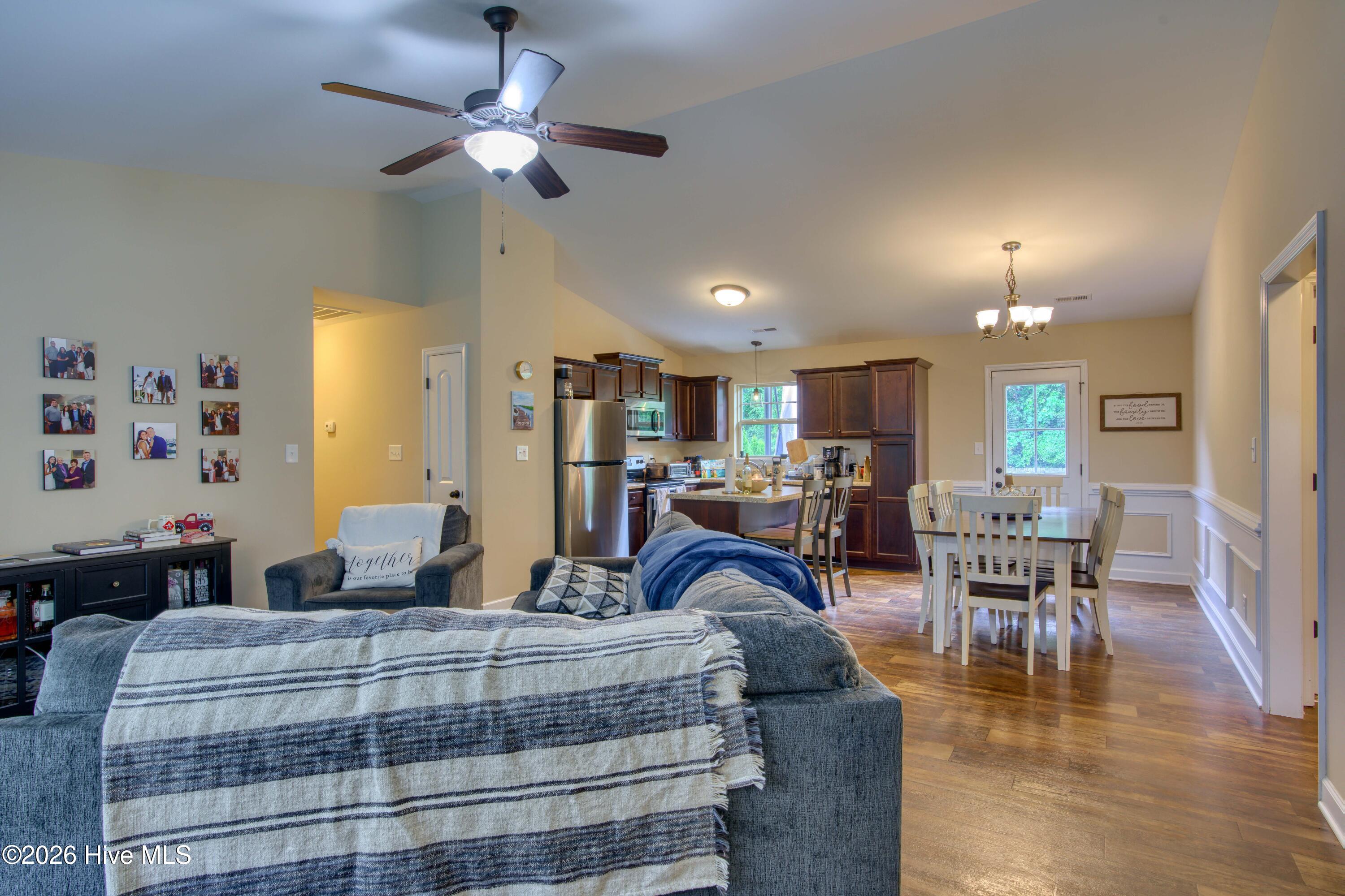 100563081 | Photo 11