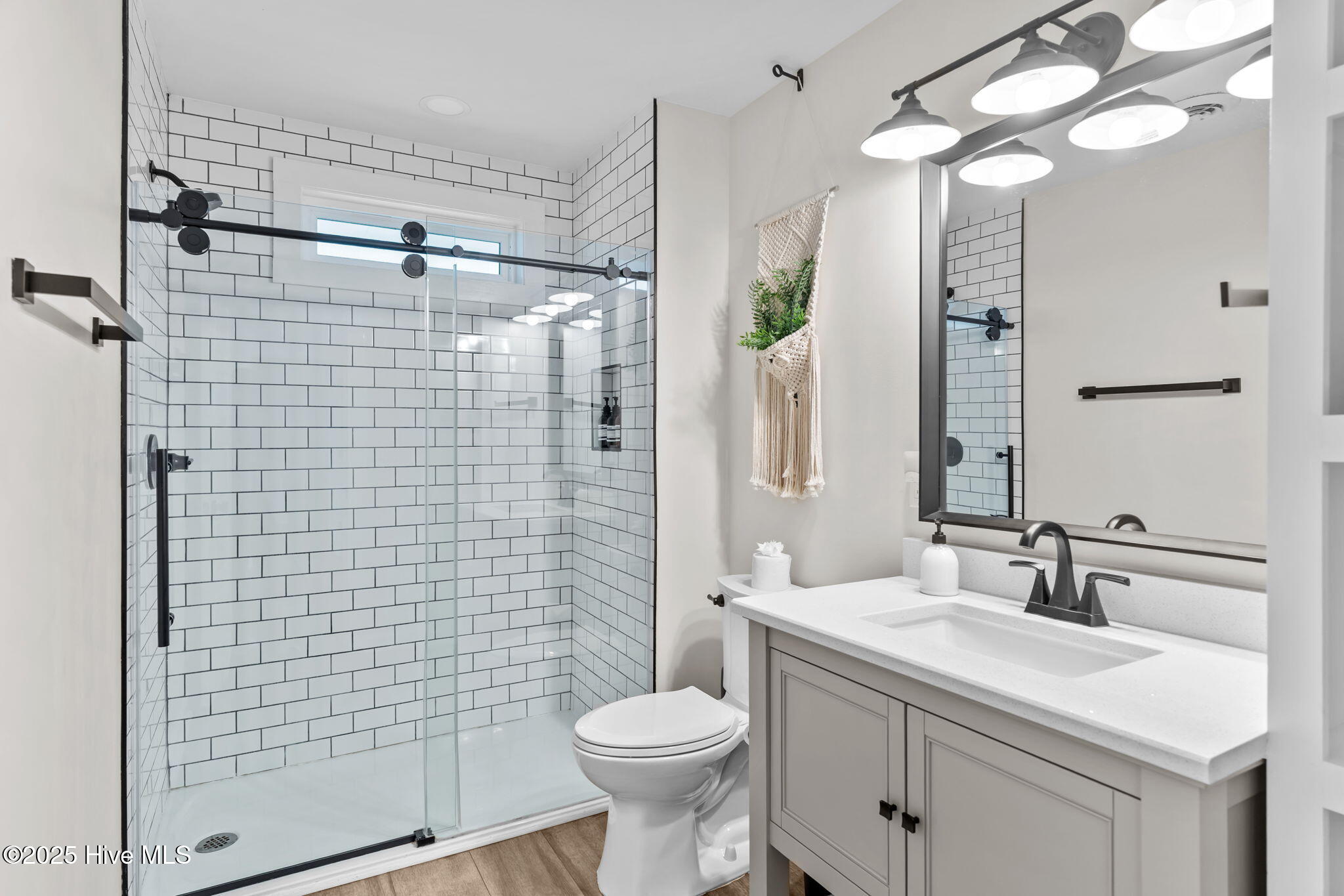 100526073 | Photo 32