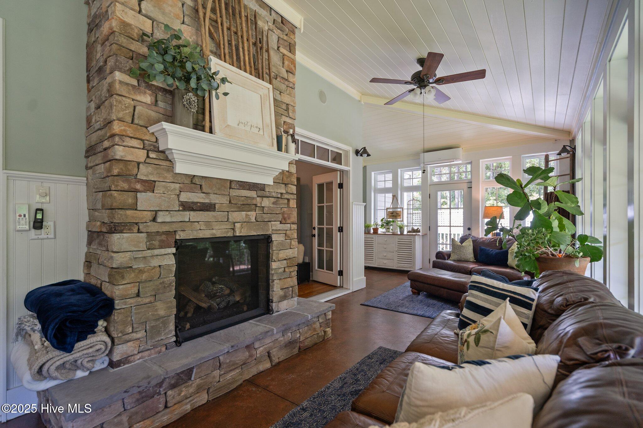 100565962 | Photo 37