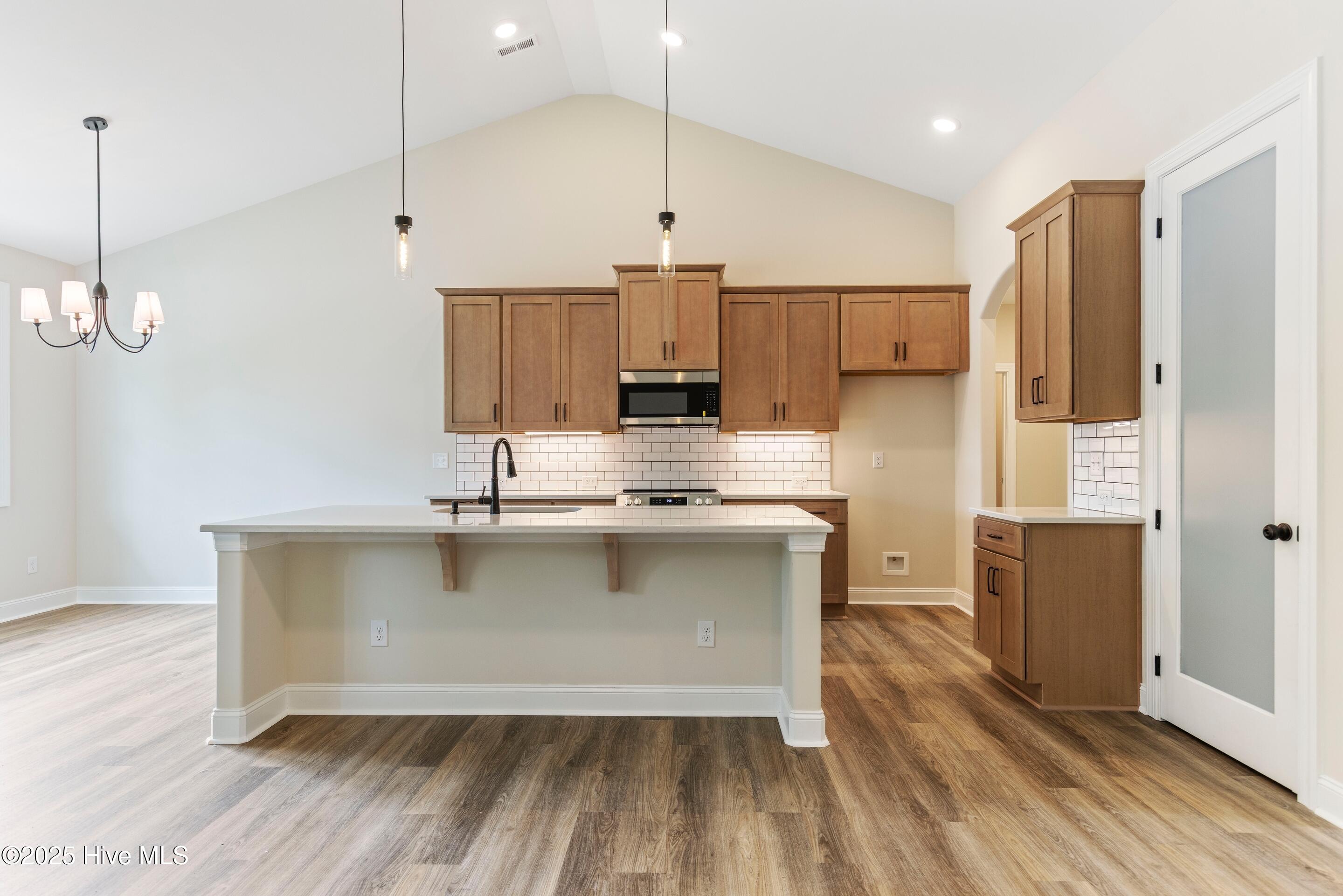 100545595 | Photo 16