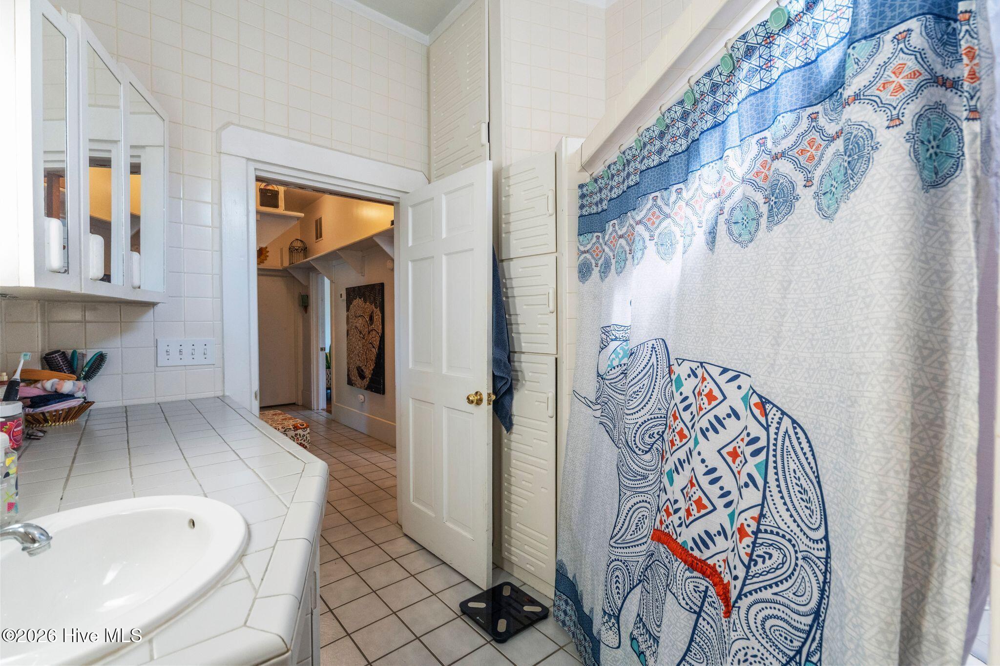 100570327 | Photo 41