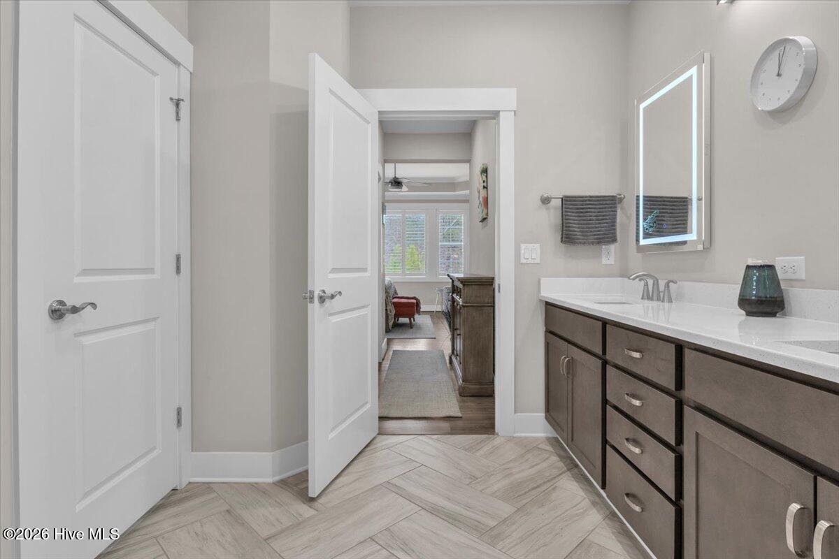 100558709 | Photo 48