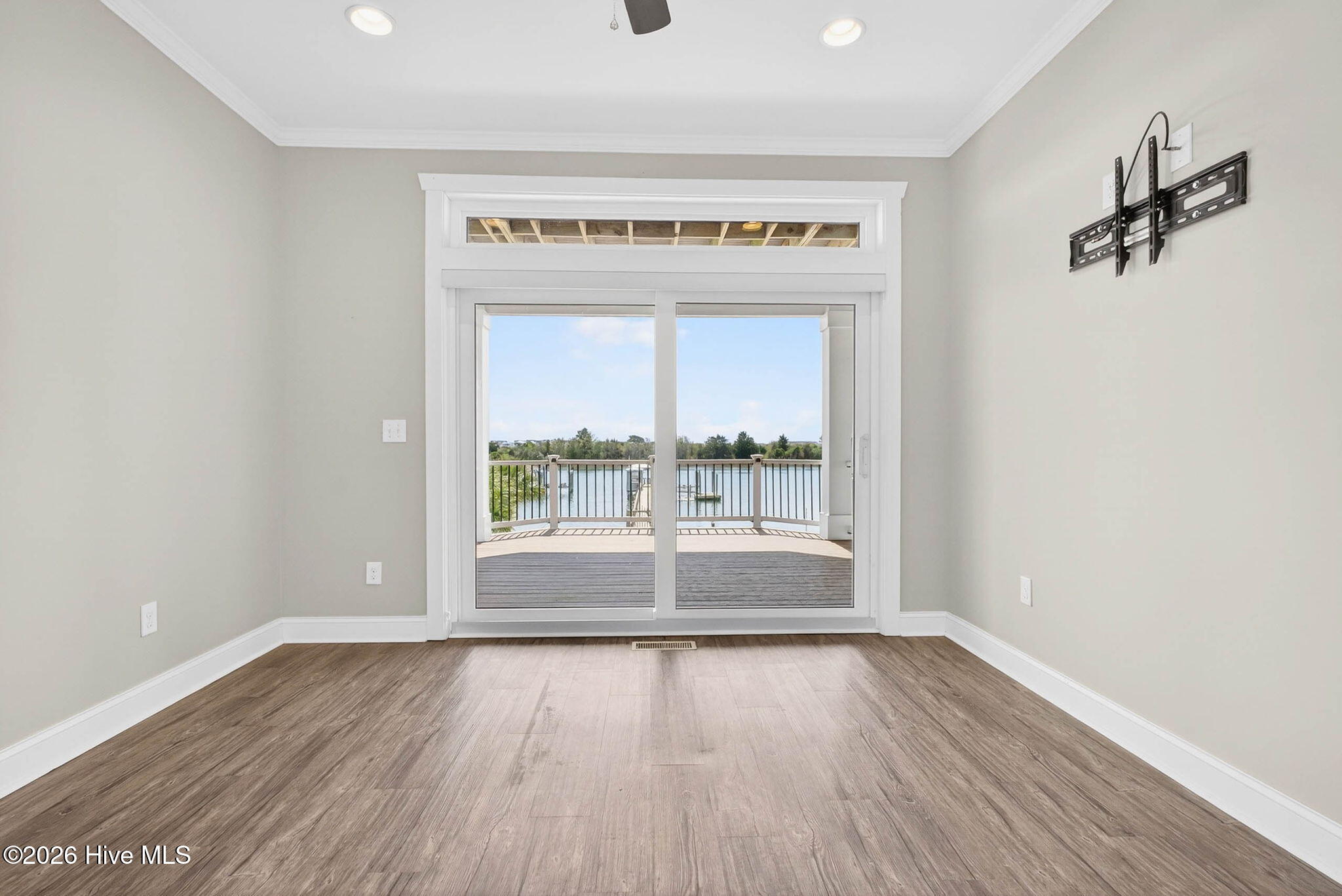 100563982 | Photo 50