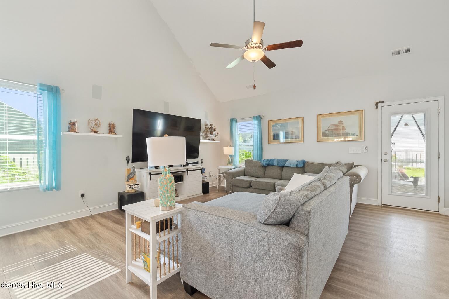 100561939 | Photo 14