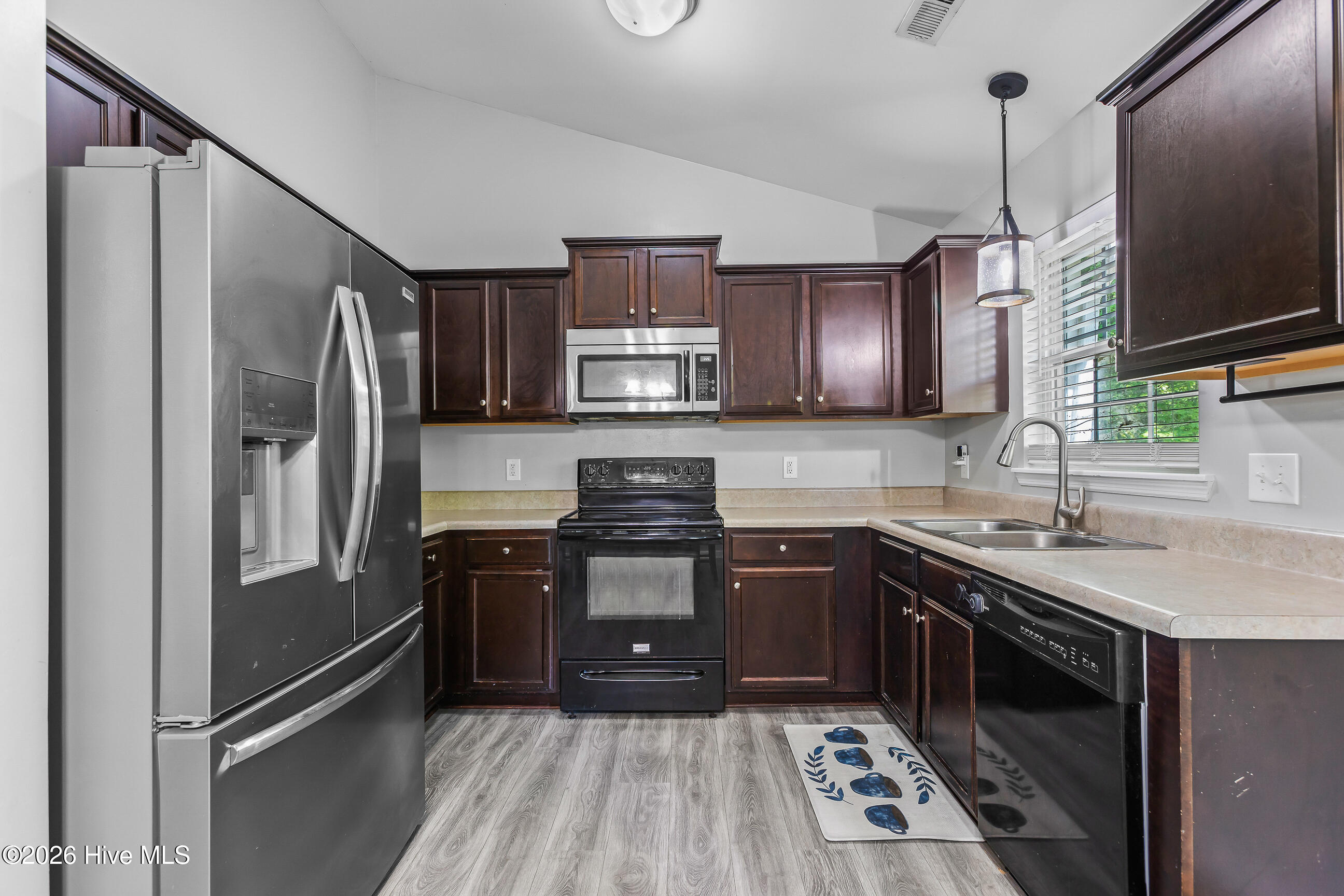 100568370 | Photo 10