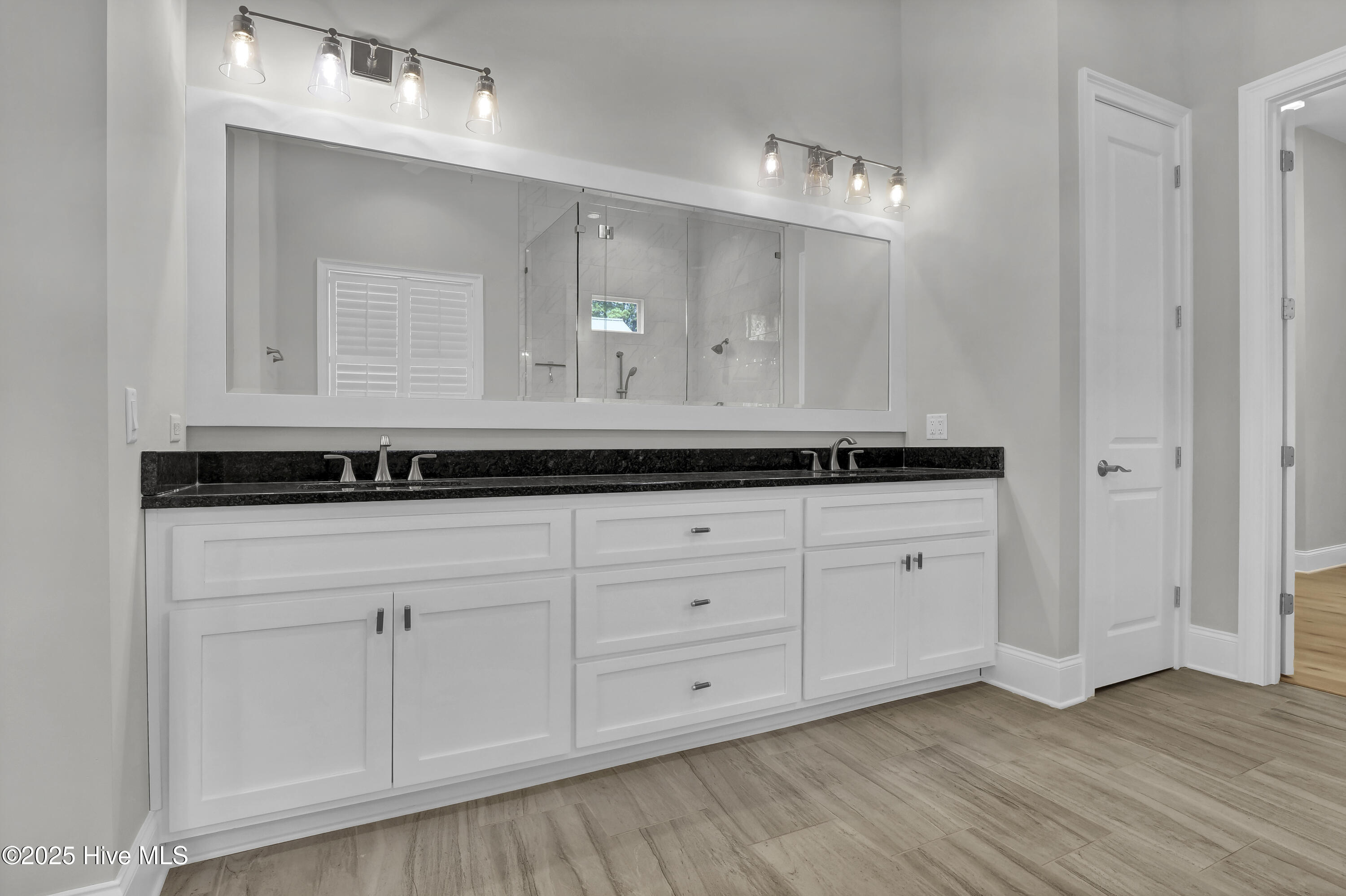 100538861 | Photo 32