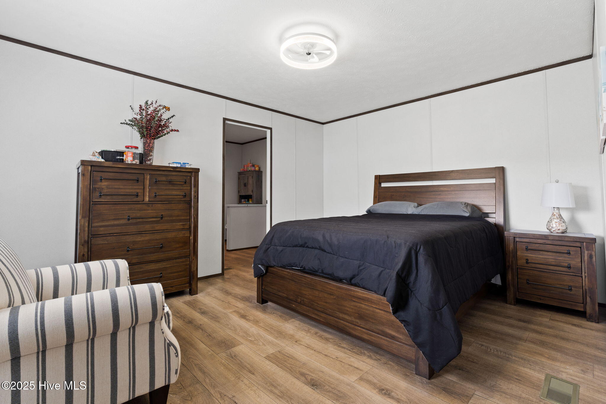 100526745 | Photo 11